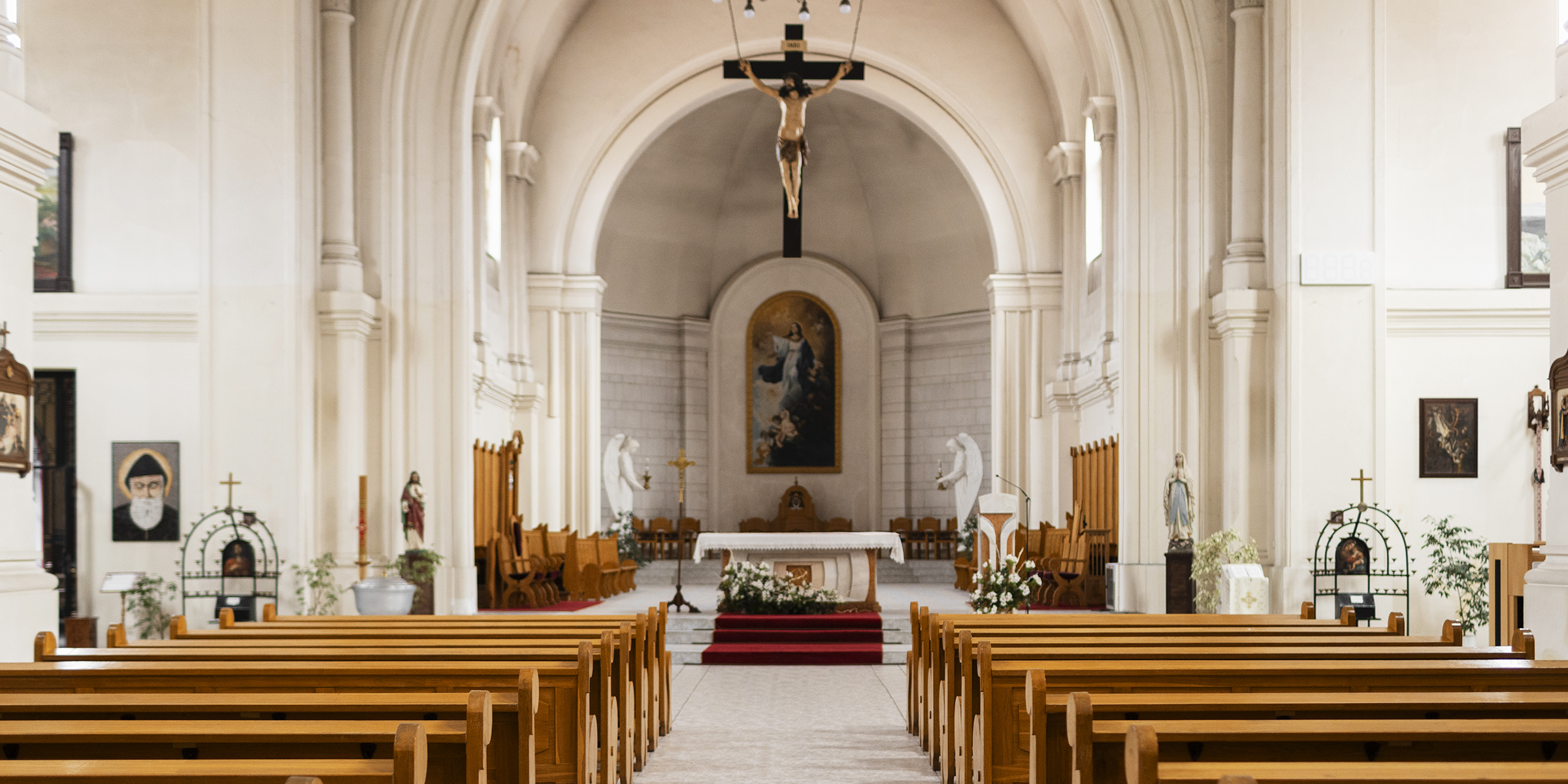 Eine für eine Hochzeit geschmückte Kirche | Quelle: Freepik