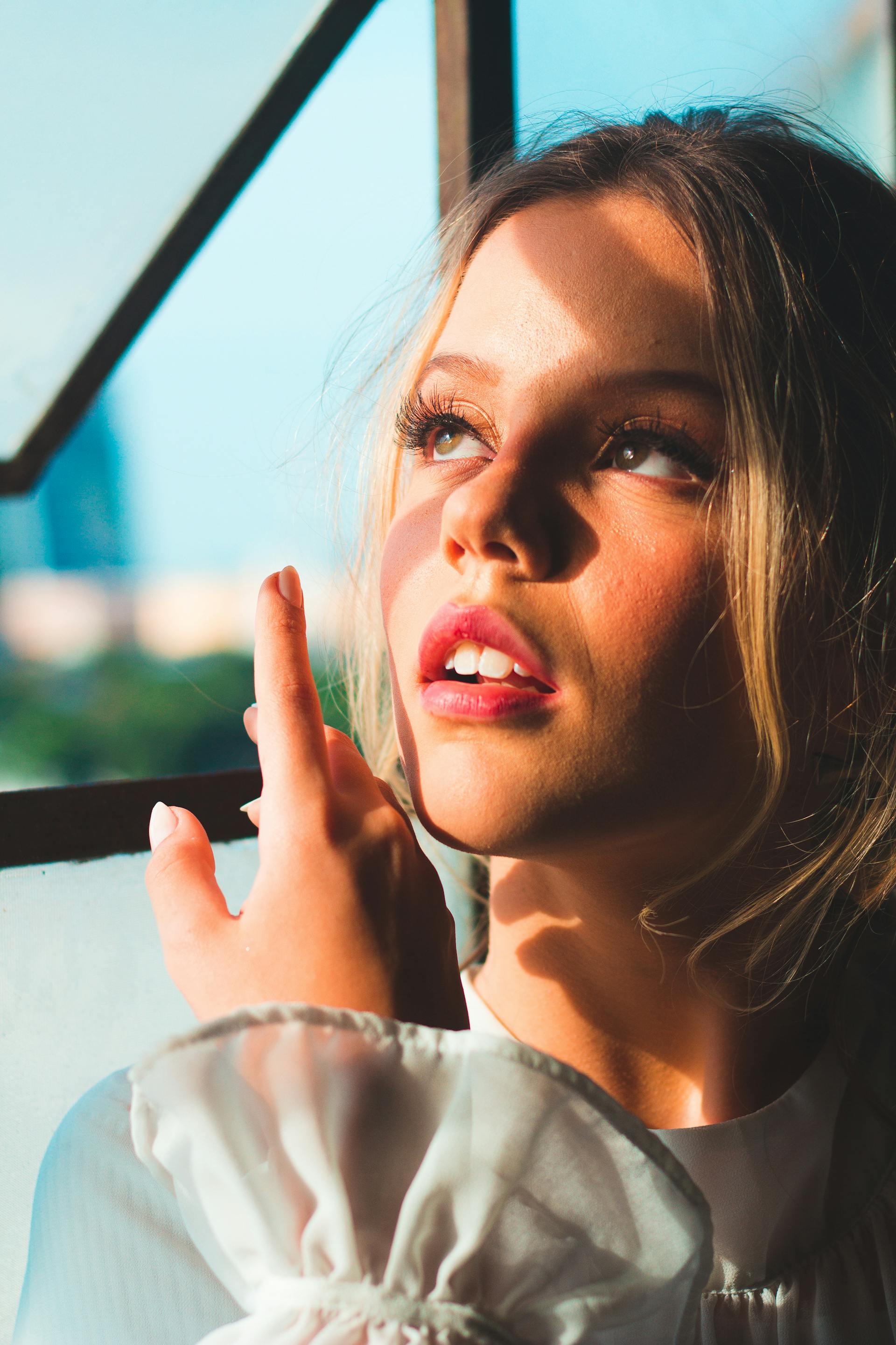 Eine Frau rollt mit den Augen | Quelle: Pexels