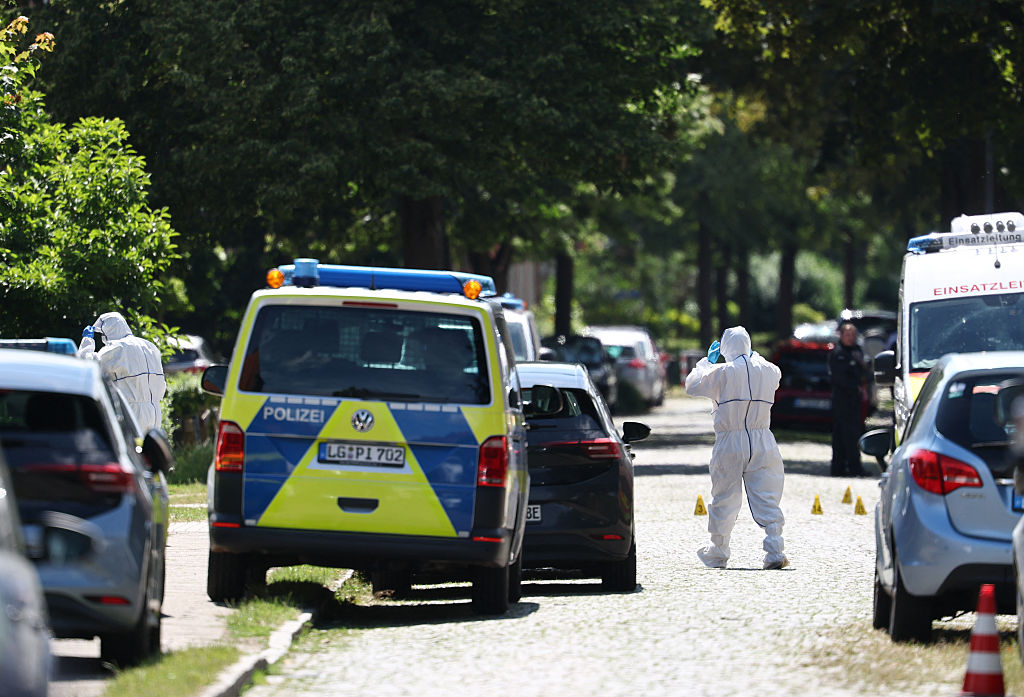 Polizei und Rettungskräfte sind am Tatort im Einsatz, an dem am 29. Juni 2026 bei einer Schießerei in Stade, einer Stadt im Norden Deutschlands etwa 50 Kilometer westlich von Hamburg, fünf Menschen ums Leben kamen. | Quelle: Getty Images