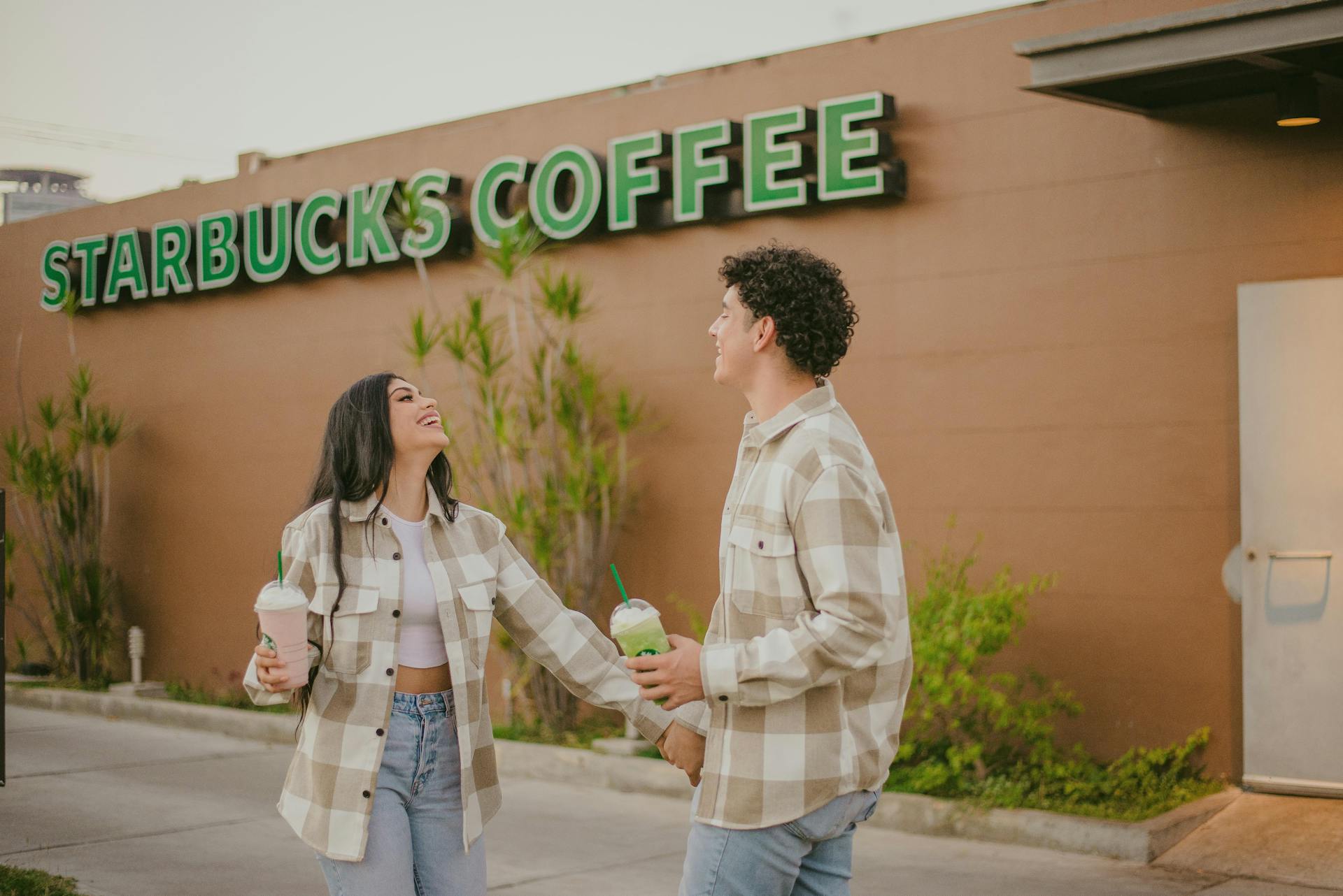 Ein Paar genießt bei Starbucks | Quelle: Pexels