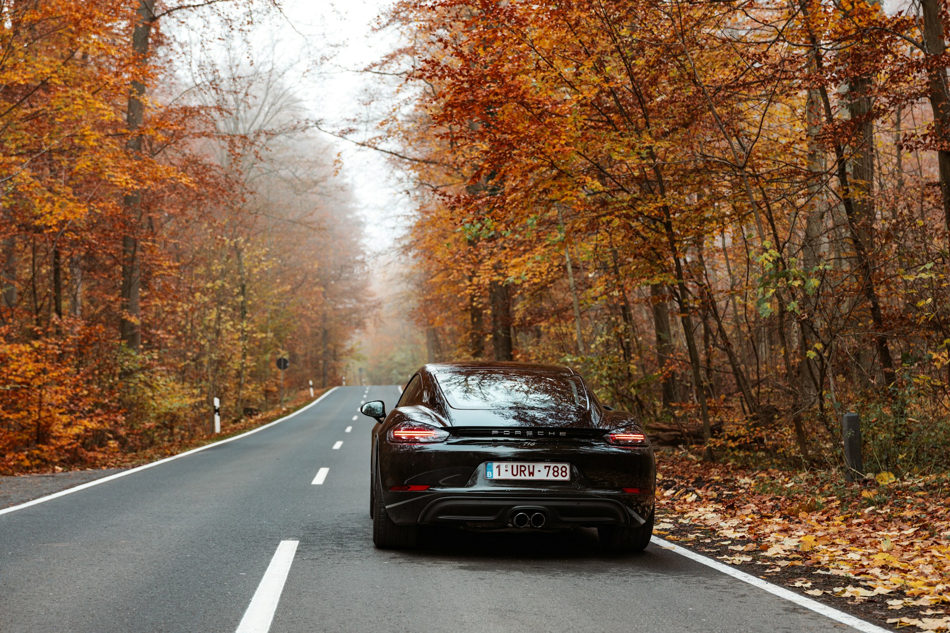 Ein Auto auf der Straße | Quelle: Unsplash