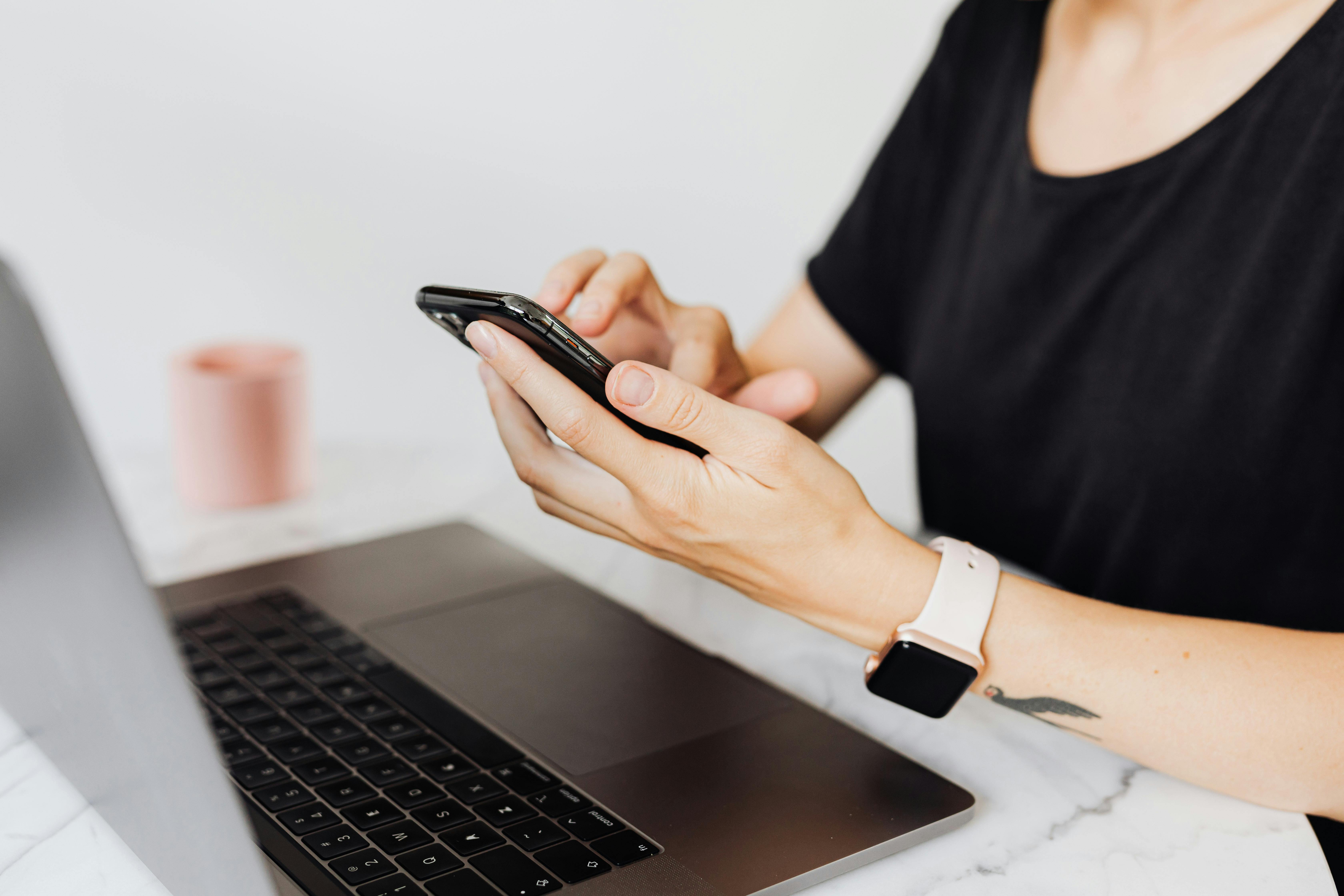 Eine Person, die ein Smartphone benutzt | Quelle: Pexels