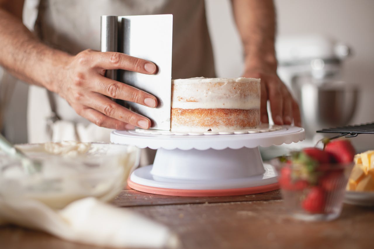 Ausgeschnittene Aufnahme eines Mannes, der einen Kuchen backt | Quelle: Pexels