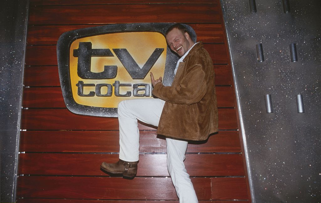 Der deutsche Moderator und Musiker Stefan Raab vor einer Wand mit dem Logo seiner Fernsehsendung "TV total". | Quelle: Getty Images