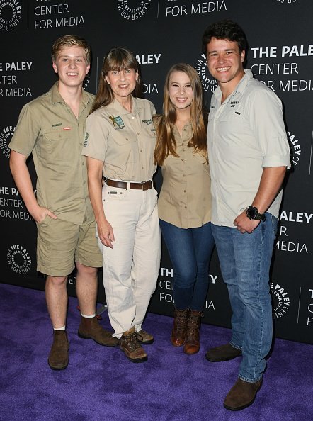 Robert Irwin, Terri Irwin, Bindi Irwin und Chandler Powell, The Paley Center For Media Presents: An Evening With The Irwins: "Crikey! It's The Irwins" Screening And Conversation, 2019 | Quelle: Getty Images