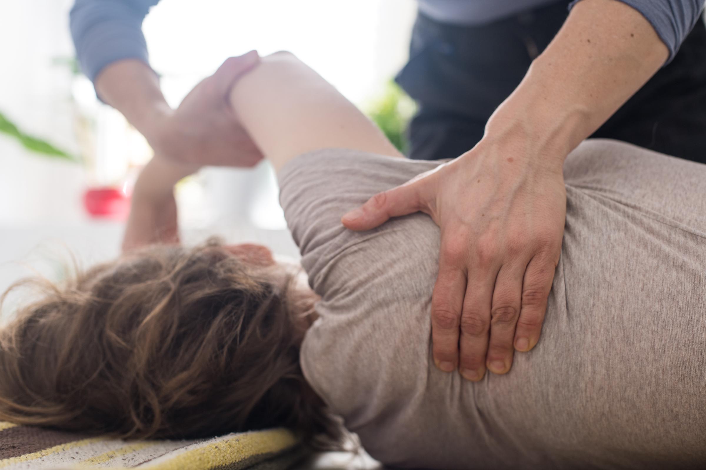 Eine Frau wendet somatische Bewegung in ihrem Gesundheitsstudio an | Quelle: Getty Images