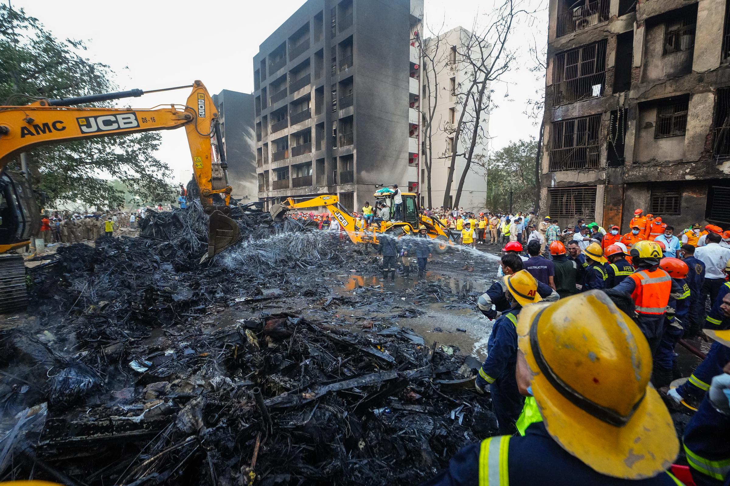 Rettungskräfte arbeiten an der Absturzstelle eines Flugzeugs kurz nach dem Start vom Sardar Vallabhbhai Patel International Airport am 12. Juni 2025 in Gujarat, Indien | Quelle: Getty Images