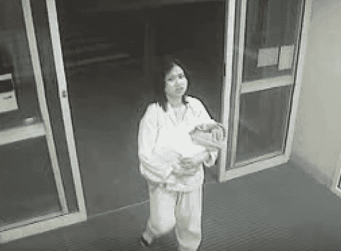Jessica Boatwright als Baby mit ihrer Mutter im Krankenhaus (CCTV). | Quelle: YouTube/ A Current Affair