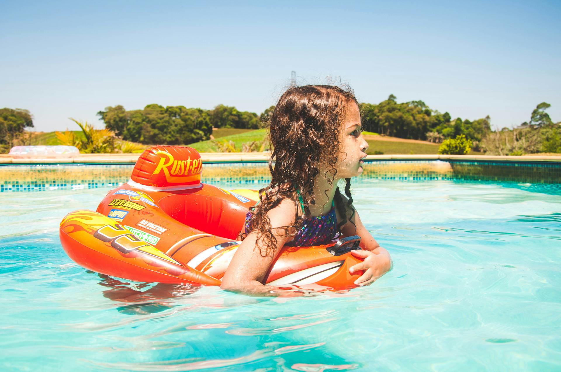 Ein kleines Mädchen in einem Pool | Quelle: Pexels