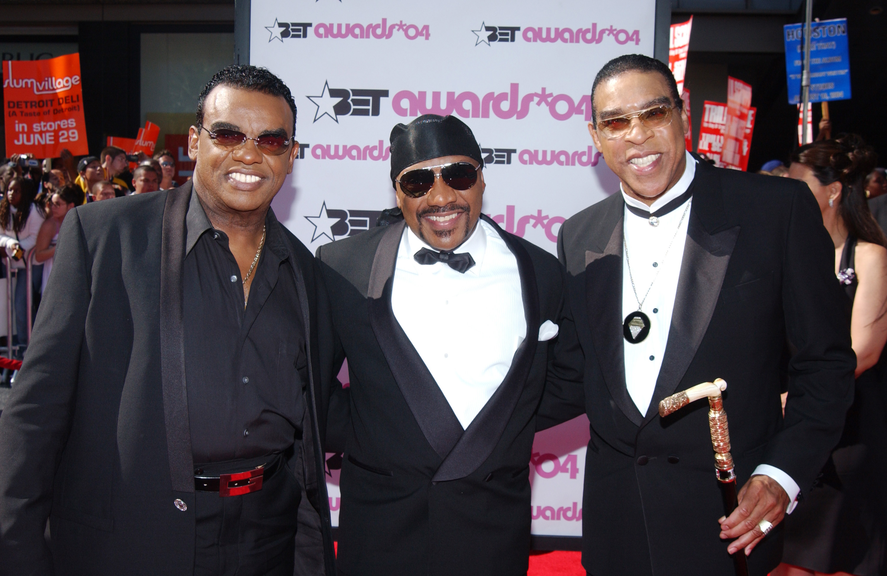 Ronald, Ernie und Rudolph Isley bei den 4th Annual BET Awards in Hollywood, Kalifornien im Jahr 2004 | Quelle: Getty Images