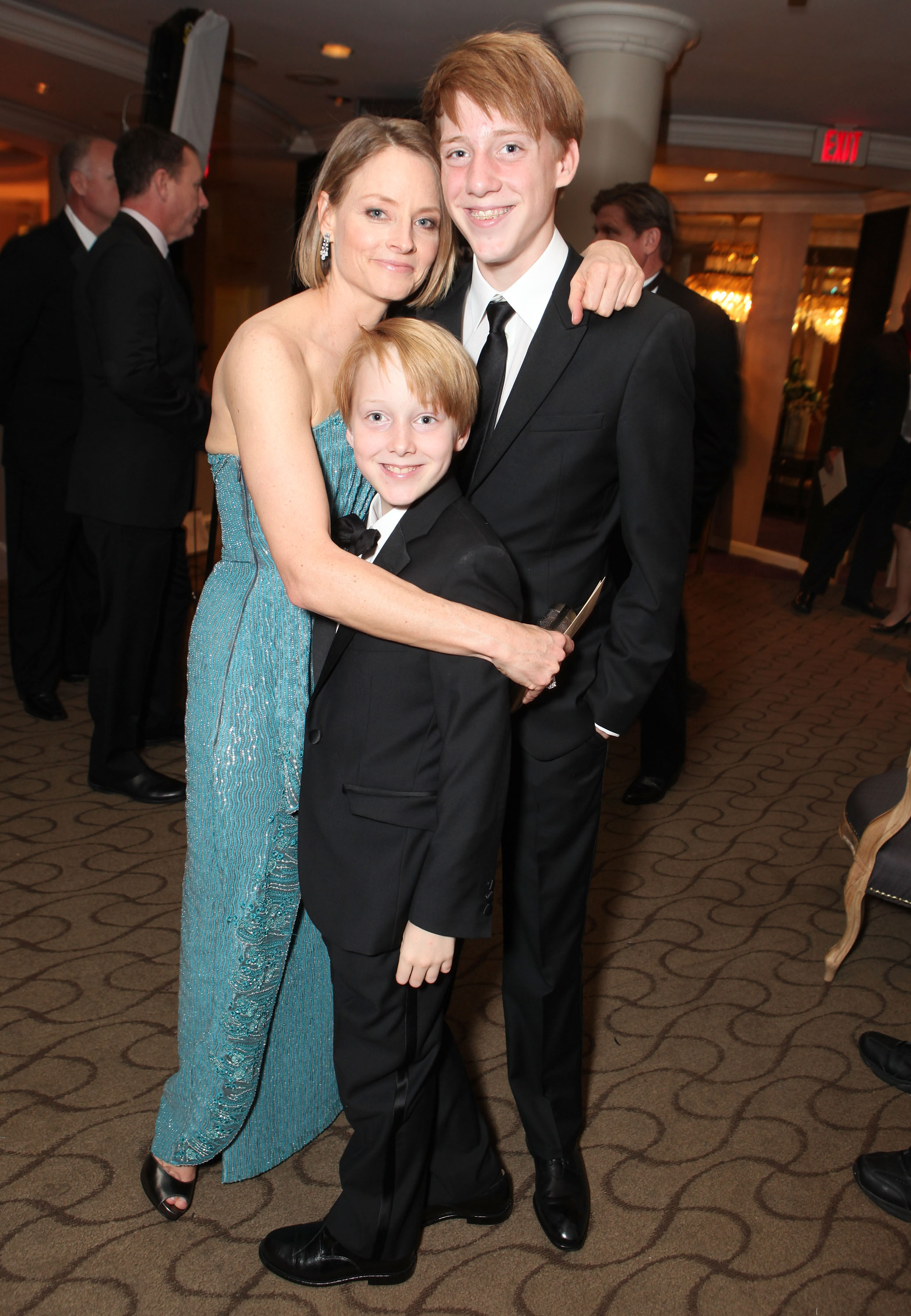 Jodie Foster, Christopher Foster und Charlie Foster auf der Sony Pictures Golden Globes Party im The Beverly Hilton Hotel am 15. Januar 2012 in Beverly Hills, Kalifornien | Quelle: Getty Images