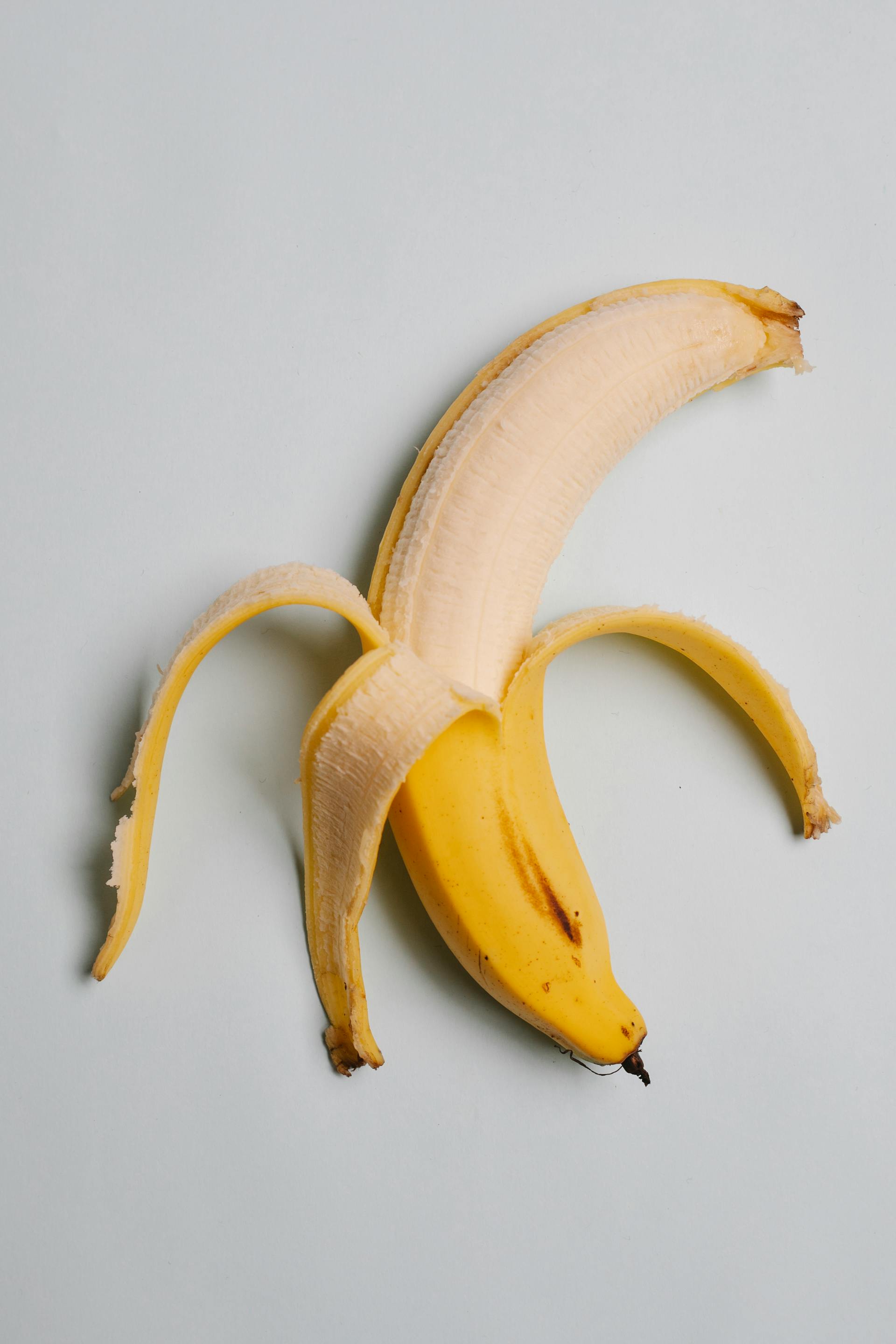 Eine teilweise geschälte Banane | Quelle: Pexels