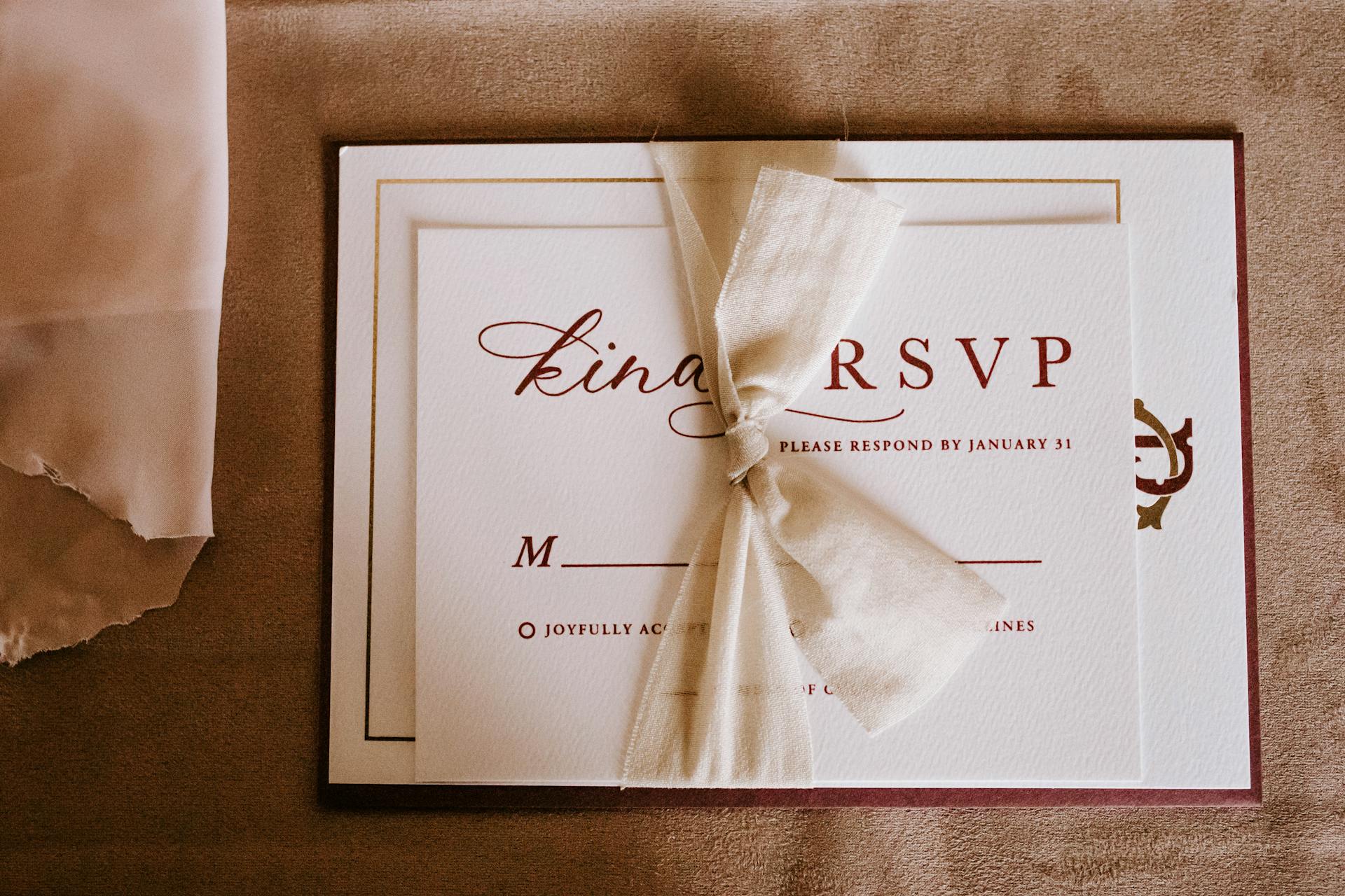 Hochzeitseinladung und RSVP | Quelle: Pexels