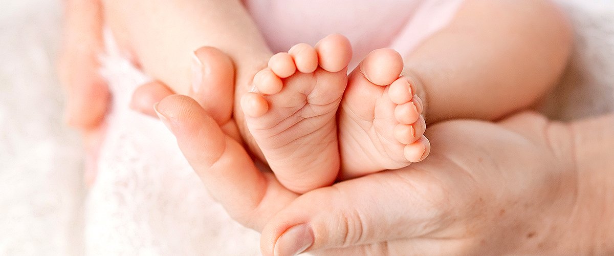 Mutter hält die Füße ihres Babys | Quelle: Shutterstock
