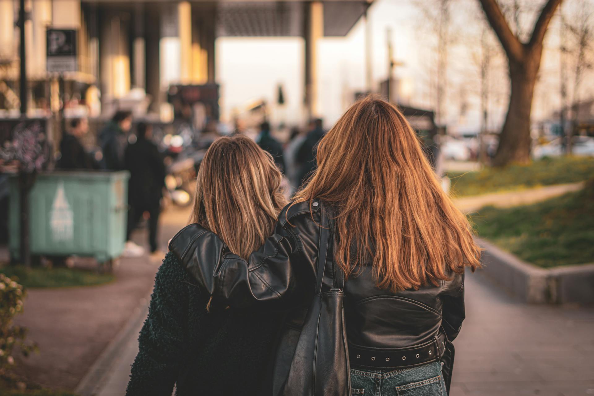 Zwei Frauen, die auf der Straße gehen | Quelle: Pexels