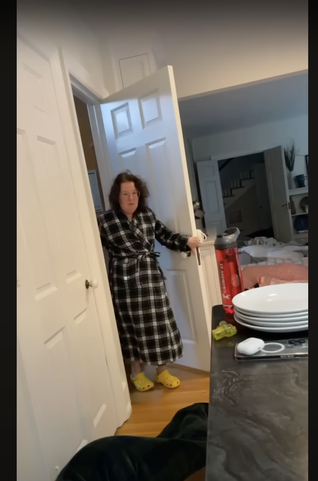 Joy McGrath ist geschockt, als sie ihre Küche betritt, zu sehen in einem Video vom 20. Mai 2023 | Quelle: youtube.com/SASDelaware