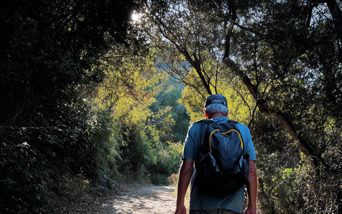 Ein alter Mann auf einem Wanderweg | Quelle: Midjourney