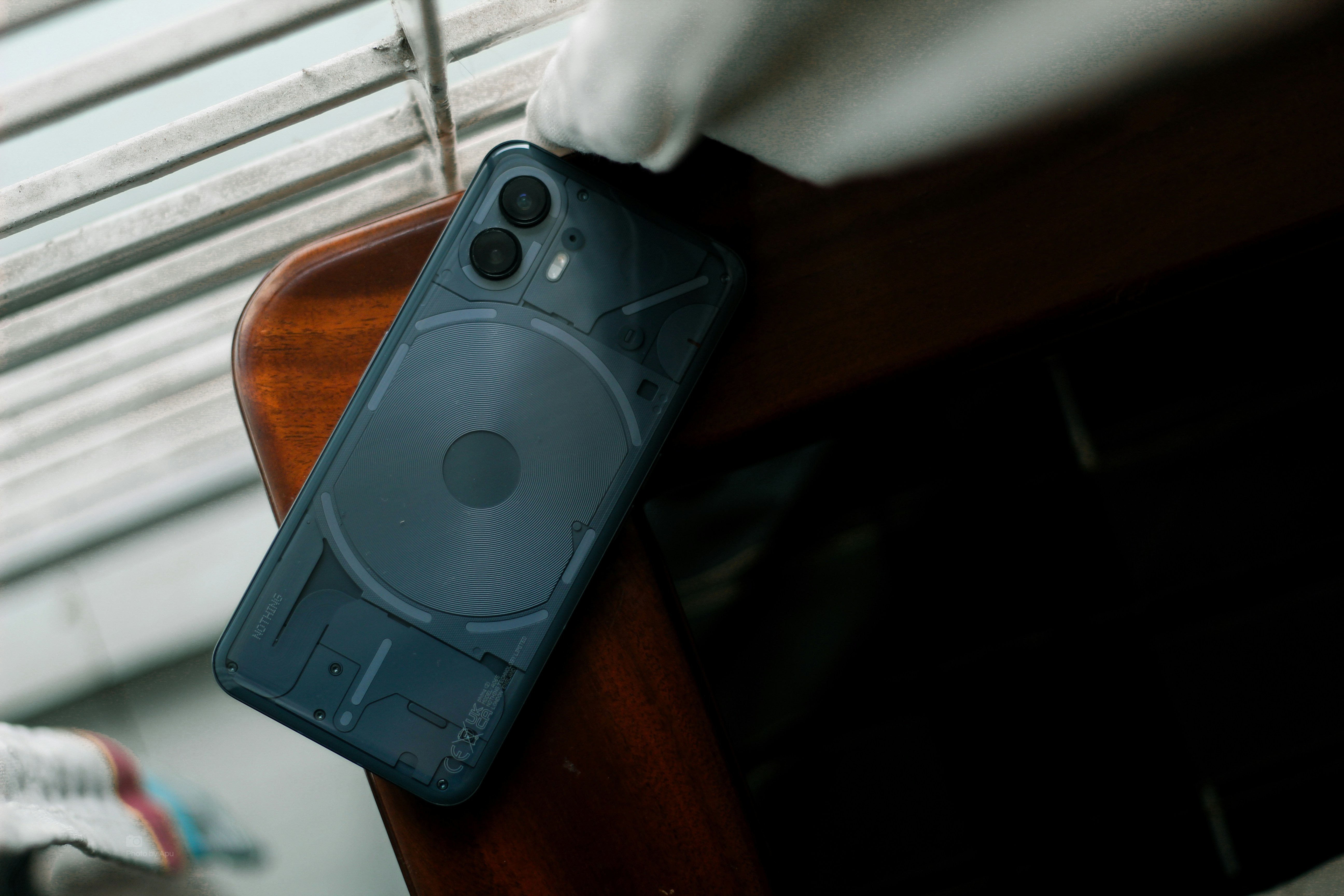 Ein Telefon mit dem Gesicht nach unten | Quelle: Unsplash