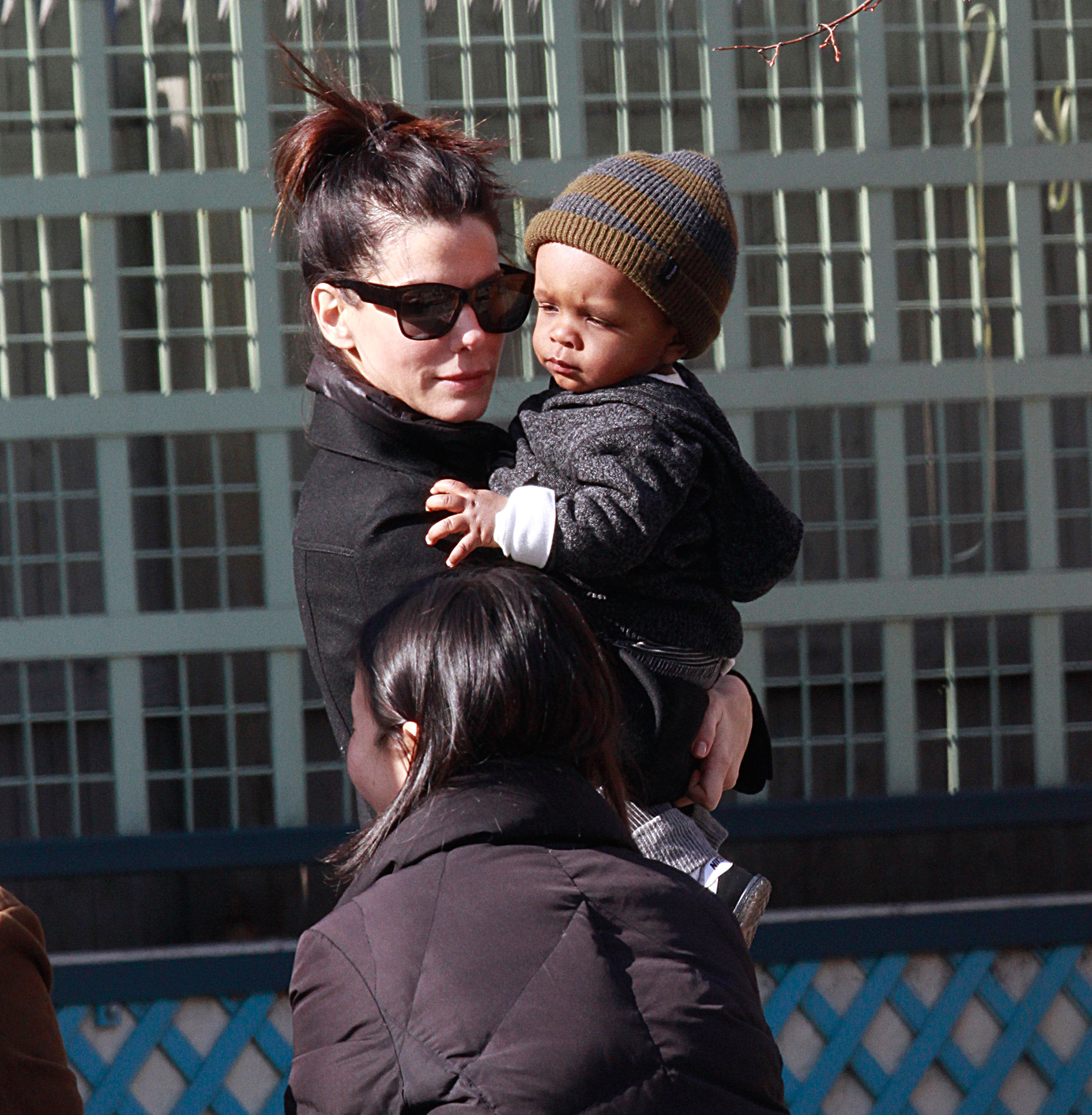 Sandra Bullock und Sohn Louis Bullock werden am 20. März 2011 in New York City auf den Straßen von Manhattan gesehen. | Quelle: Getty Images