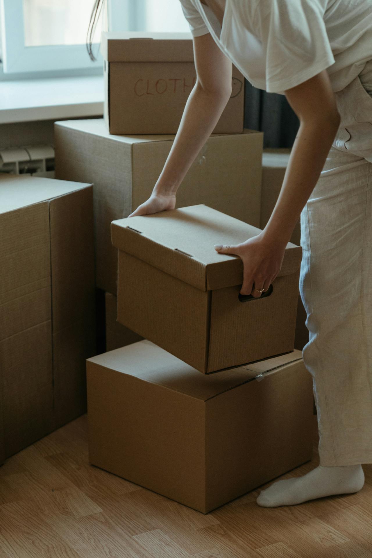 Eine Frau hält einen Pappkarton | Quelle: Pexels