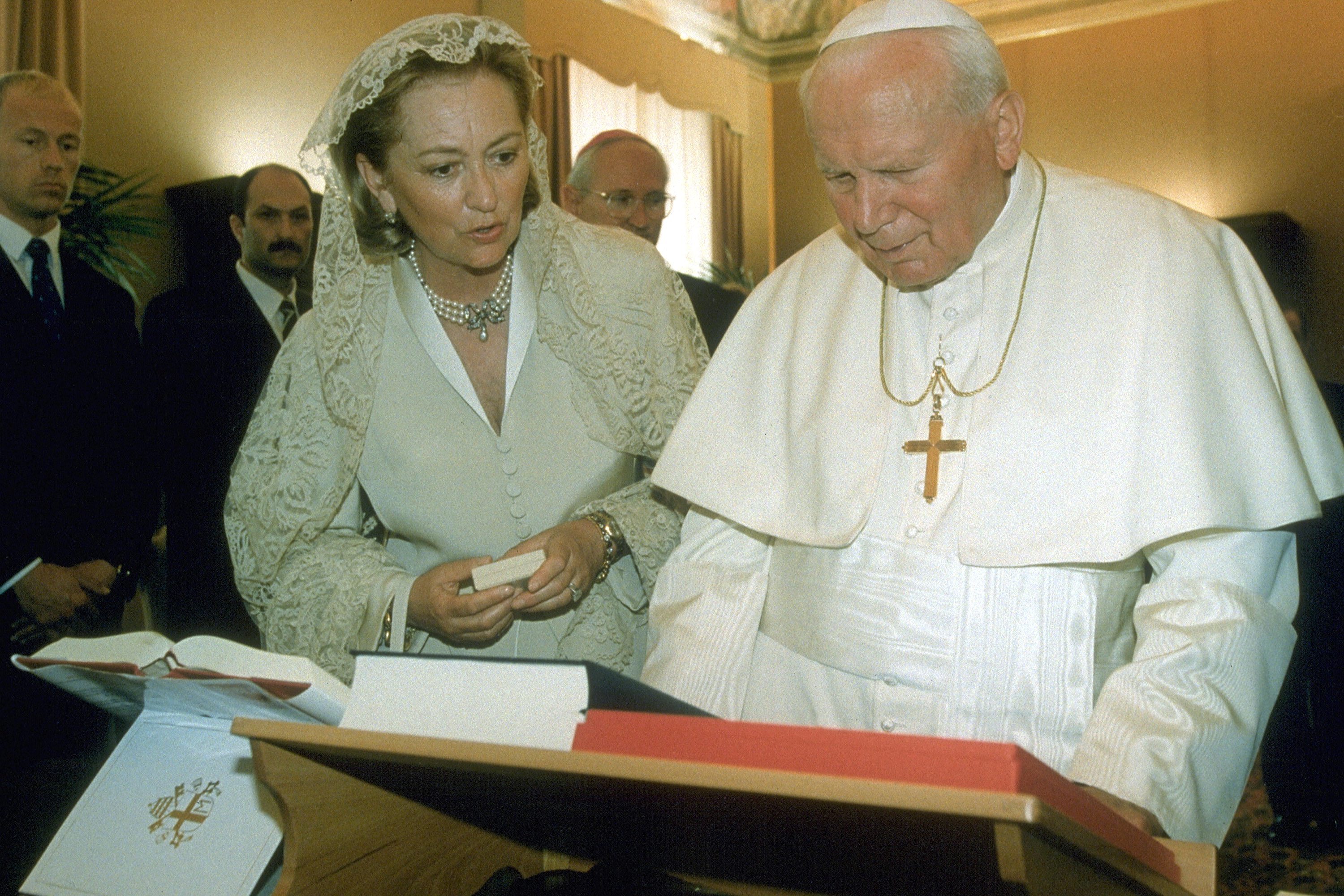 Papst Johannes Paul II. trifft Königin Paola von Belgien in seiner Privatbibliothek im Apostolischen Palast am 15. Mai 1998 in Vatikanstadt, Vatikan | Quelle: Getty Images