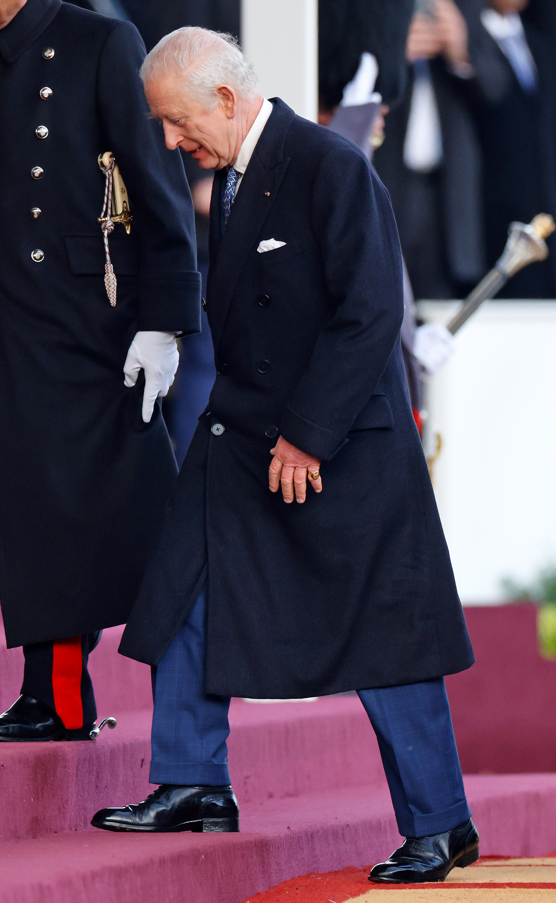 König Karl III. nimmt an der Horse Guards Parade an der feierlichen Begrüßung des Amirs von Katar am ersten Tag seines Staatsbesuchs im Vereinigten Königreich am 3. Dezember 2024 in London, England, teil. | Quelle: Getty Images