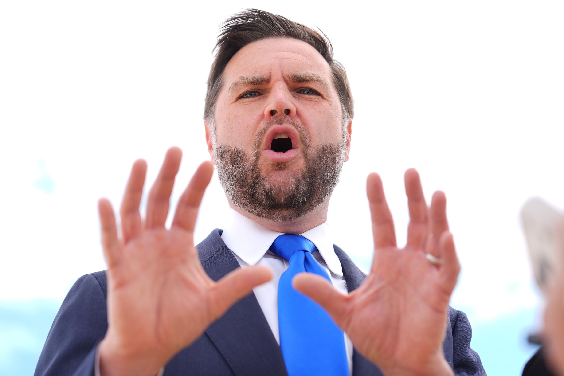 JD Vance spricht vor einer Reise nach Missouri und Kansas im September 2026 auf der Joint Base Andrews mit Reportern. Wochen später sorgte seine Anwesenheit bei Ushas angespanntem Ausstieg aus dem Hubschrauber bei einigen Zuschauern im Internet für Gesprächsstoff. | Quelle: Getty Images