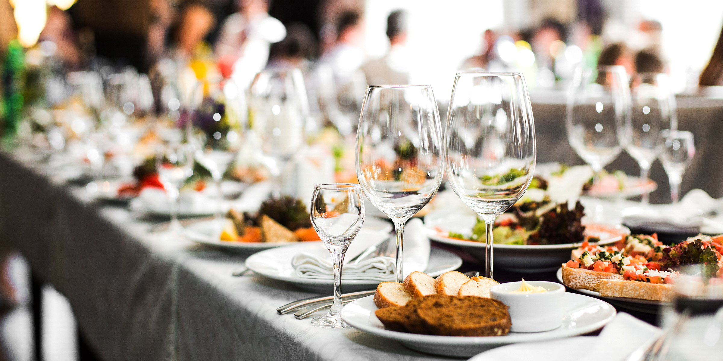 Ein formelles Abendessen, das für eine Veranstaltung vorbereitet ist | Quelle: Shutterstock