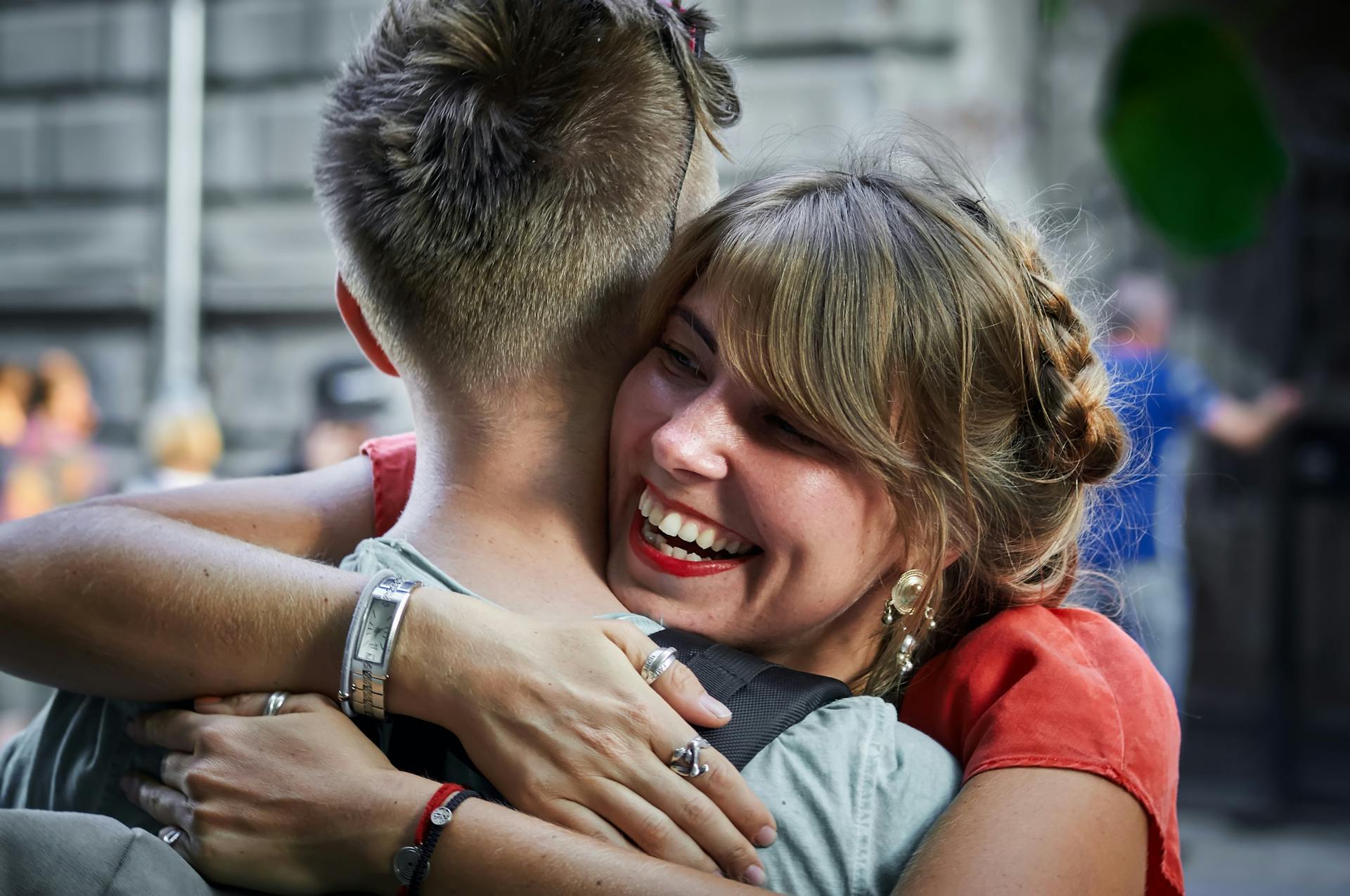 Eine glückliche Frau, die ihren Freund umarmt | Quelle: Pexels