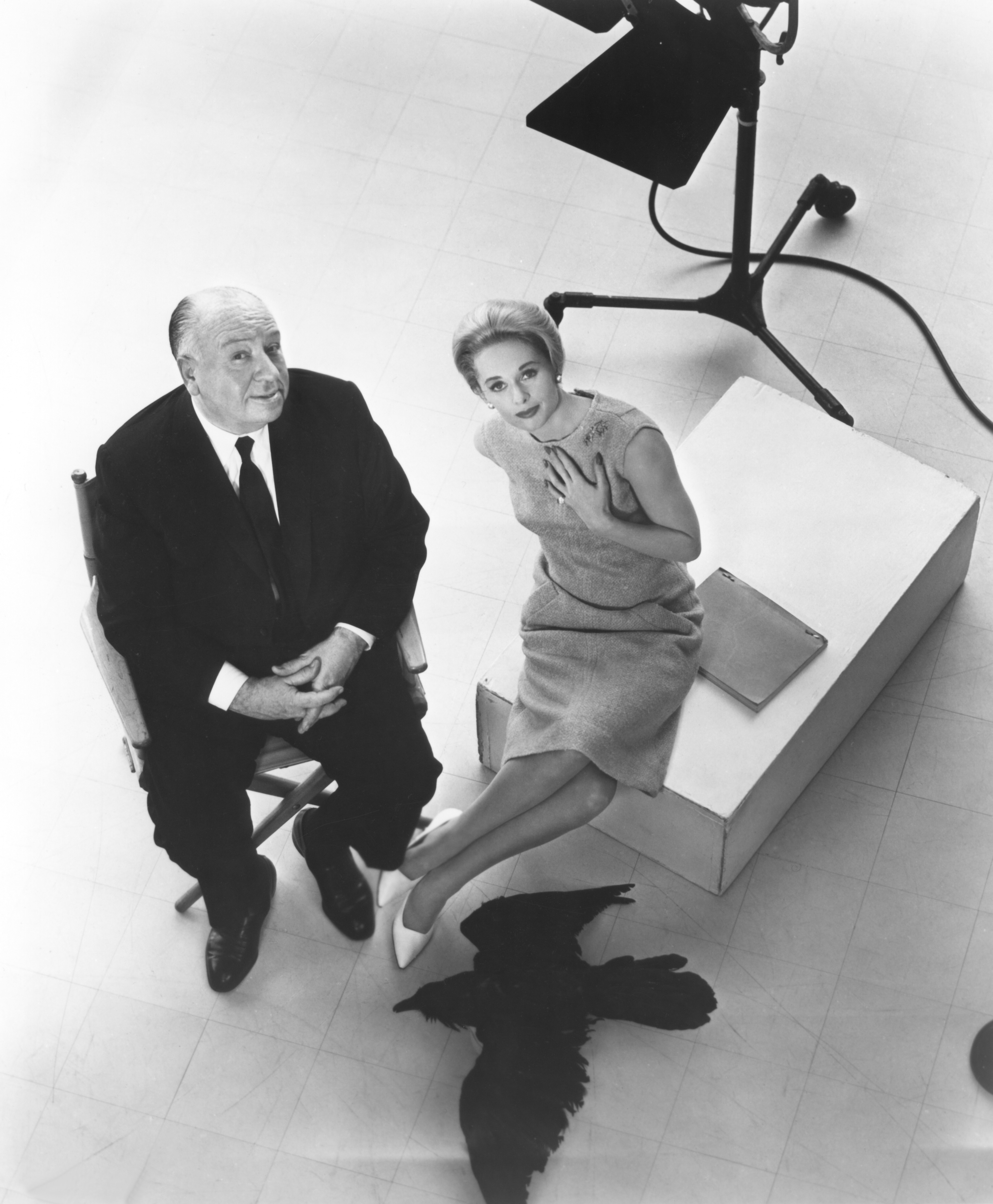 Alfred Hitchcock und Tippi Hedren am Set von "Die Vögel" im Jahr 1963. | Quelle: Getty Images