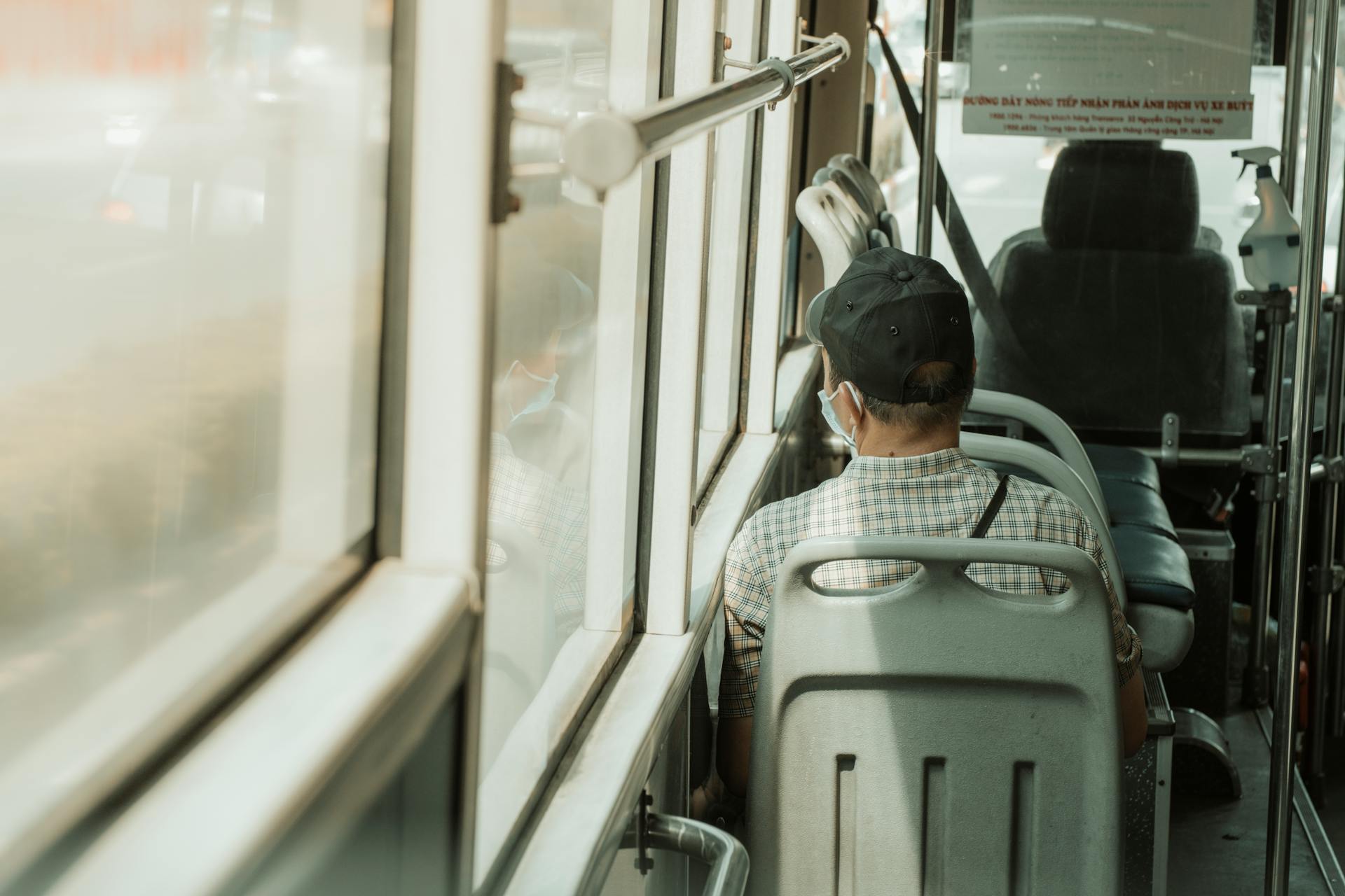 Ein Mann sitzt in einem Bus | Quelle: Pexels