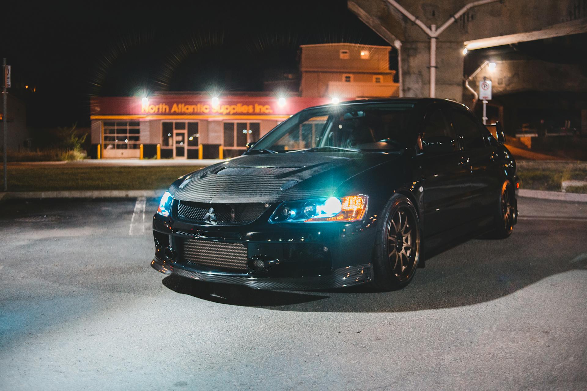 Samochód zaparkowany na parkingu | Źródło: Pexels