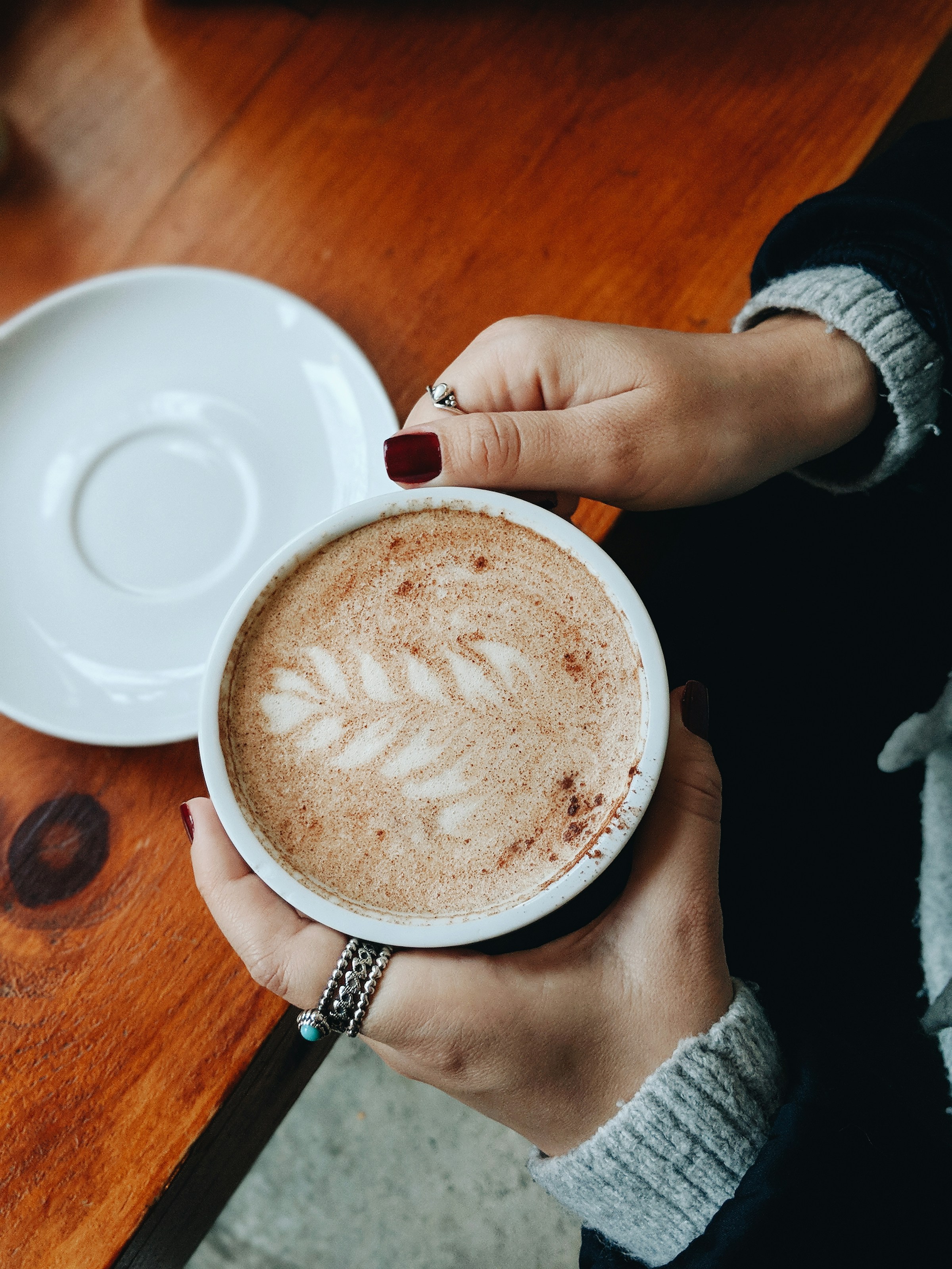 Eine Frau mit einer Tasse Kaffee in der Hand | Quelle: Pexels