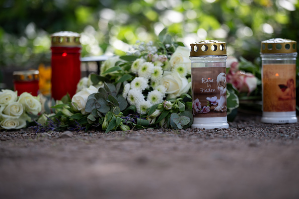 Kerzen und Blumen am Unfallort in Dinslaken, 27. Mai 2026. | Quelle: Getty Images