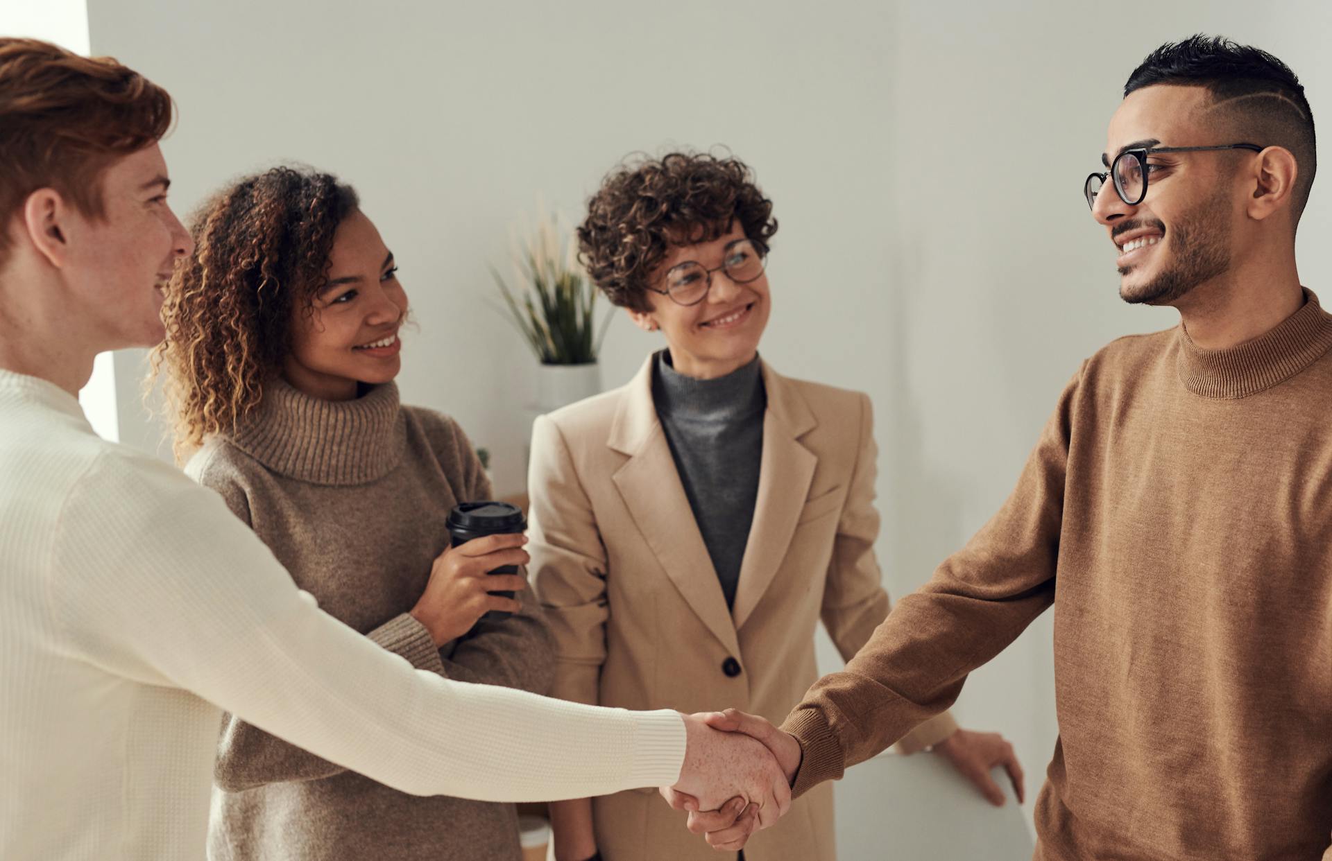 Eine kleine Gruppe von Menschen im Gespräch | Quelle: Pexels