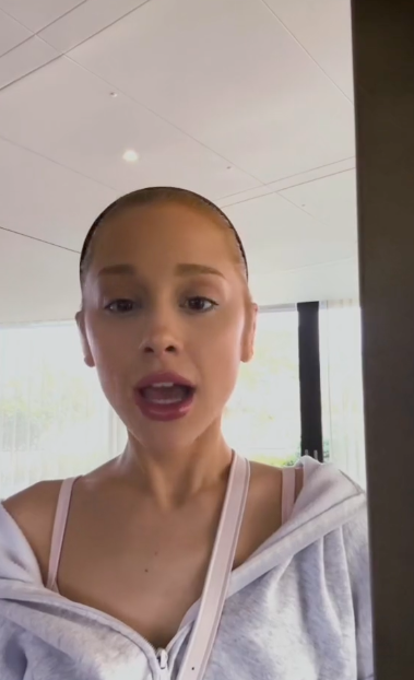 Ariana Grande spricht in einer Videobotschaft an, was über ihren Körper gesagt wurde, gepostet am 11. April 2023 | Quelle: TikTok/arianagrande