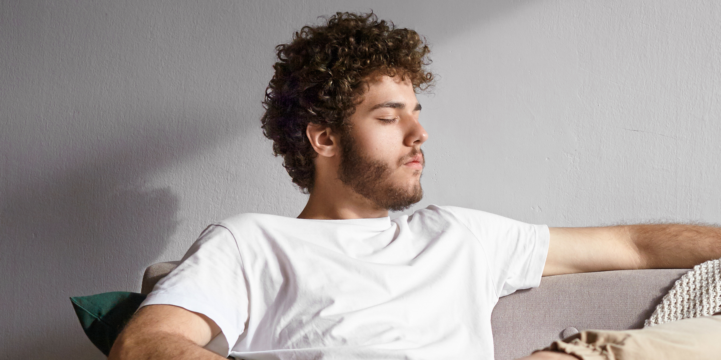 Ein Mann entspannt sich auf einem Sofa | Quelle: Shutterstock