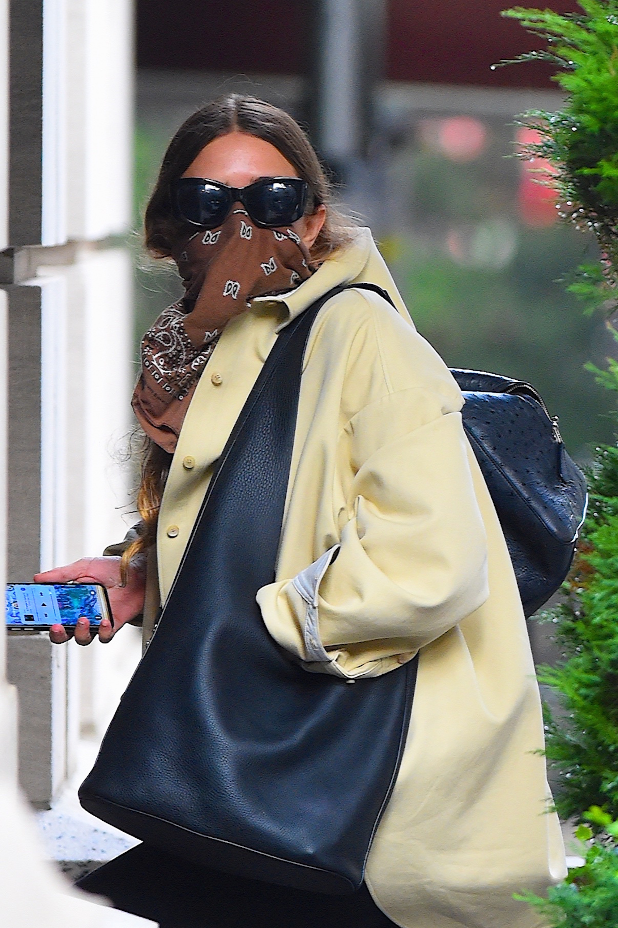 Ein braunes Bandana und eine übergroße schwarze Sonnenbrille verdeckten die Gesichtszüge der 34-jährigen Ashley Olsen bei einem Ausflug in Manhattan am 12. August 2020 vollständig, sodass nur noch ihr brünettes Haar mit Mittelscheitel zu sehen war. Sie setzte auf einen lässig-praktischen Look mit einer übergroßen, hellgelben Hemdjacke, die sie über eine Schulter drapiert hatte, sowie einer riesigen schwarzen Leder-Hobo-Tasche.