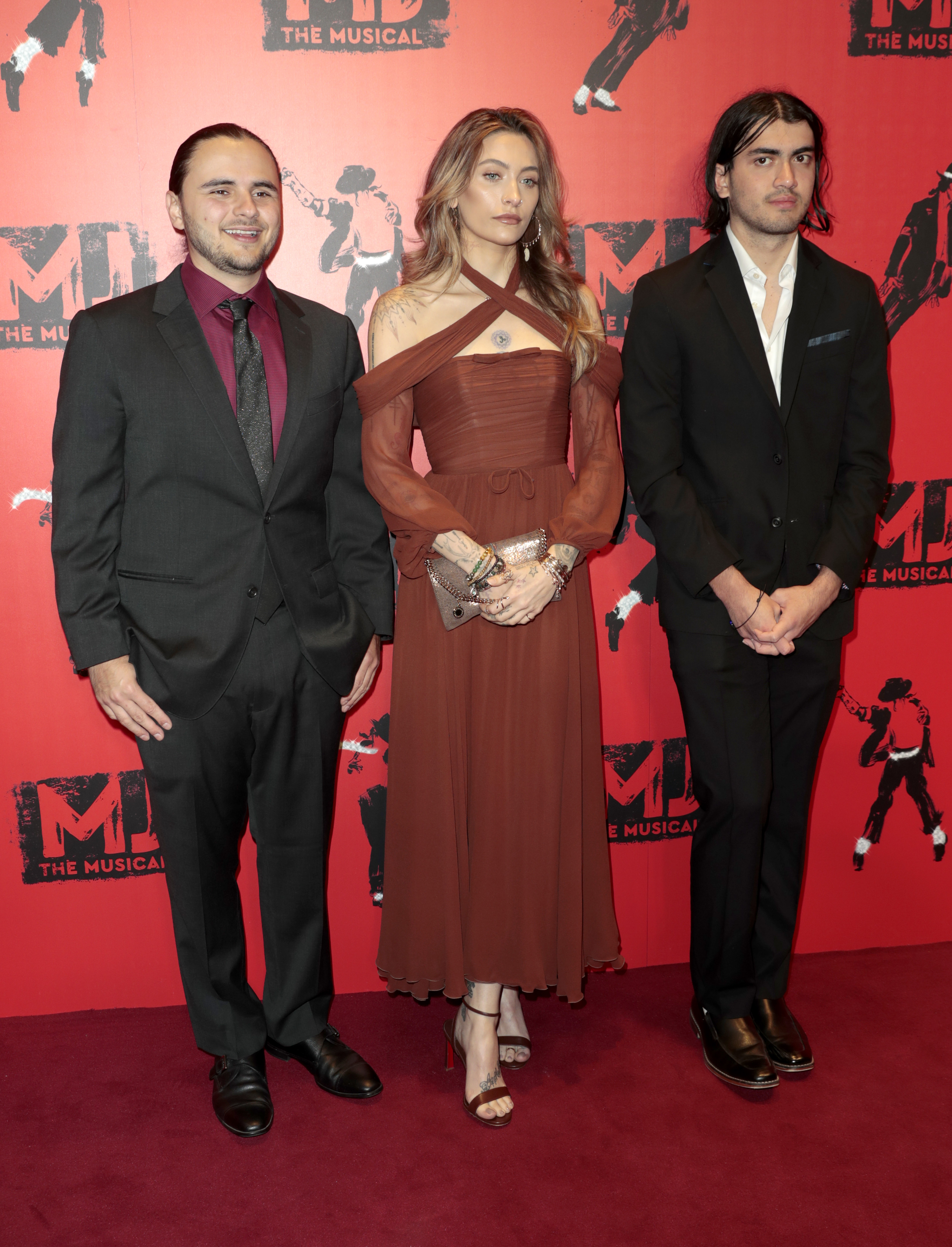 Prince, Paris und Bigi Jackson besuchen die Premiere von "MJ: The Musical" im Prince Edward Theatre in London, England, am 27. März 2024 | Quelle: Getty Images