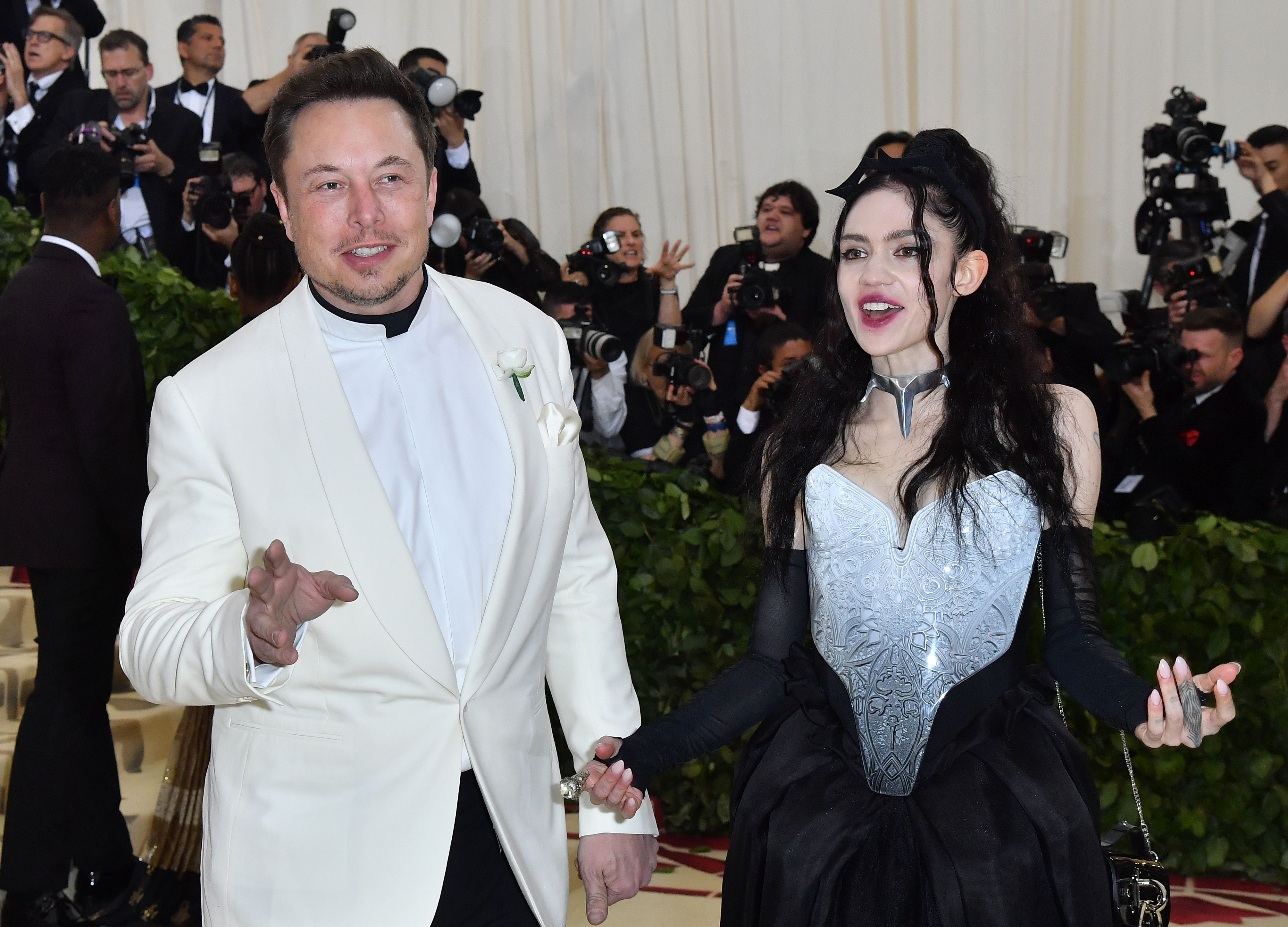 Elon Musk und Grimes kommen zur Met Gala im Metropolitan Museum of Art in New York, am 7. Mai 2018 | Quelle: Getty Images