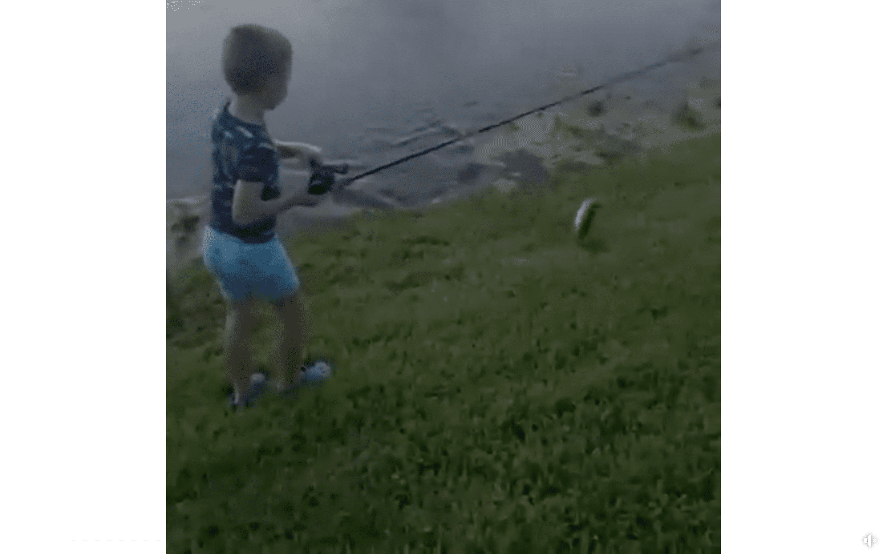 Sean McMahon jubelt seinem Sohn zu, als er einen Fisch fängt und an Land zieht. | Quelle: Facebook/Wesh2News