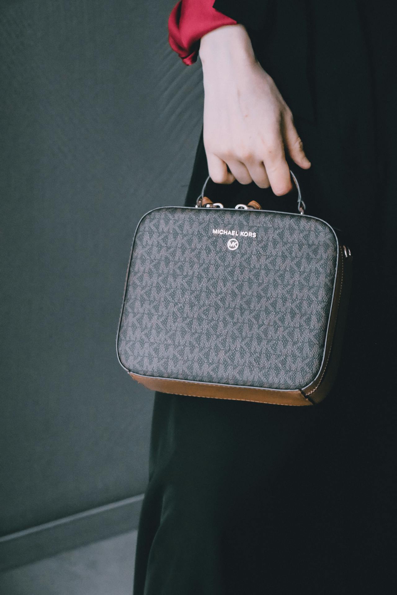 Eine Frau hält eine Handtasche | Quelle: Pexels