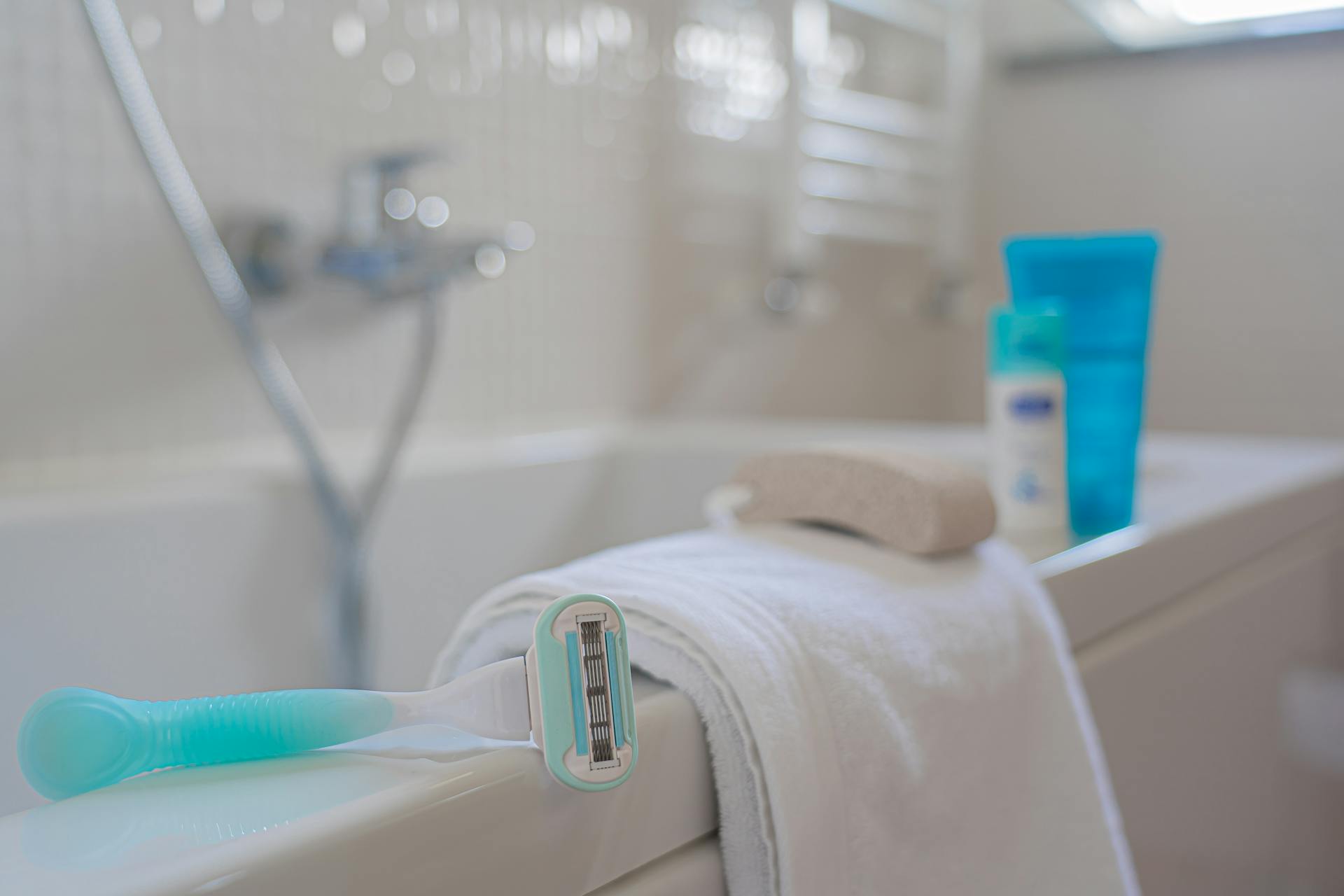 Ein Rasierapparat und ein Handtuch in einem Badezimmer | Quelle: Pexels
