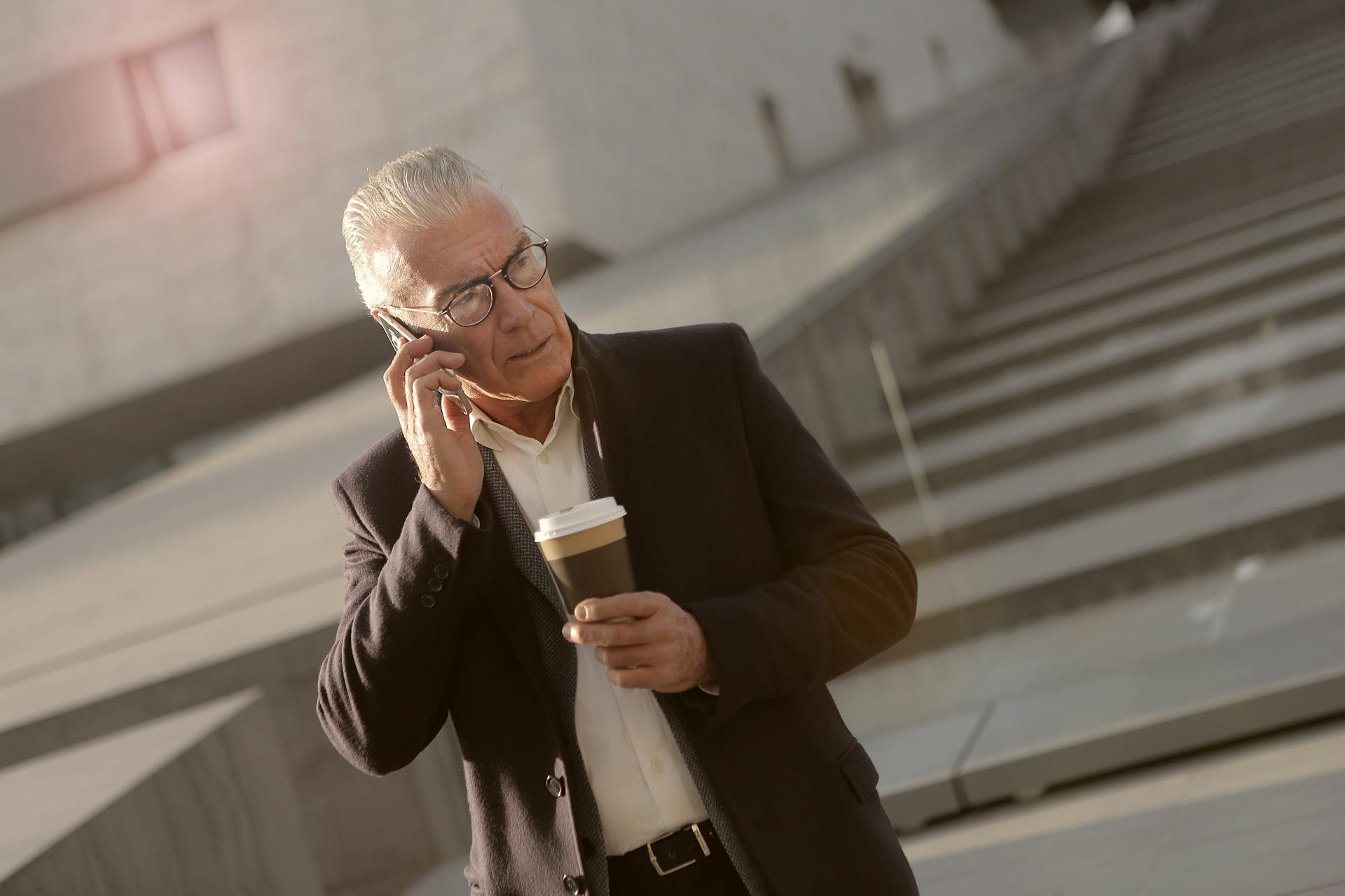 Ein fassungsloser älterer Mann beim Telefonieren | Quelle: Pexels
