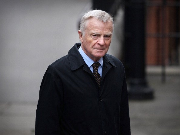 Max Mosley trifft ein, um bei der Leveson-Untersuchung im Royal Courts of Justice am 21. November 2011 in London auszusagen | Quelle: Getty Images