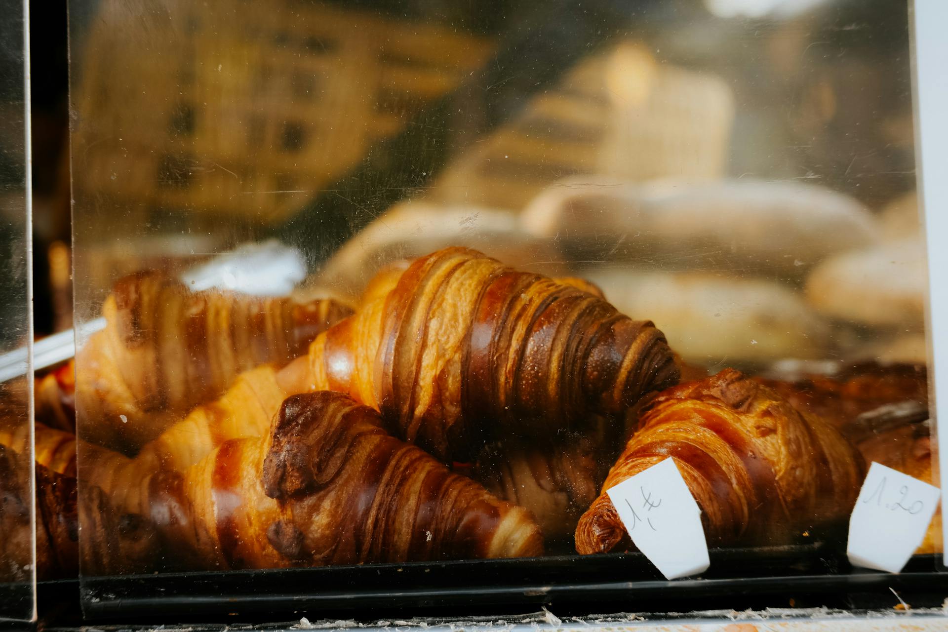 Croissants in der Auslage | Quelle: Pexels