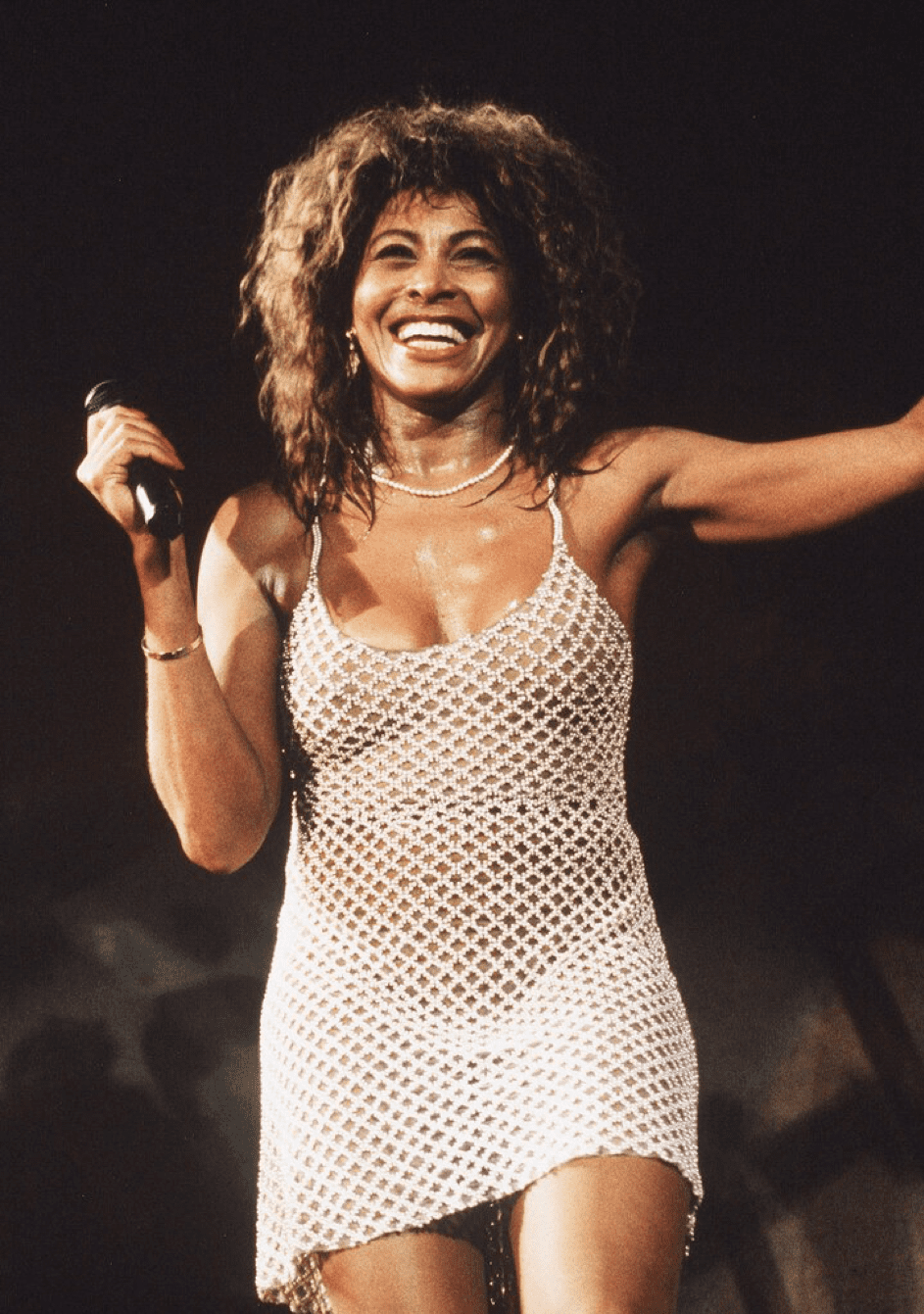 Tina Turner bei einem live Auftritt im Wembley Stadium in London, 1990. | Quelle: Getty Images.