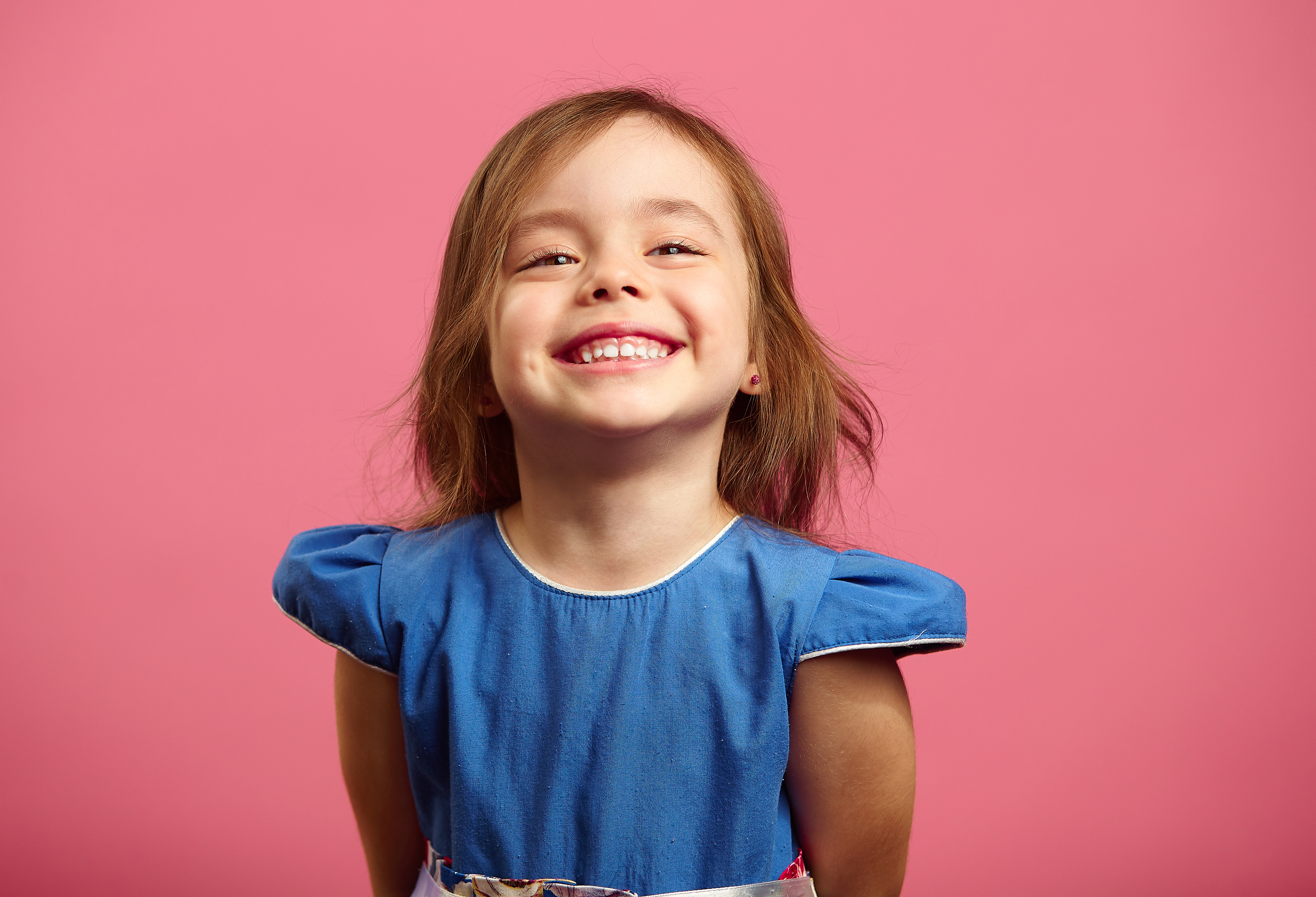 Weibliches Porträt eines bezaubernden Kindes von drei Jahren mit einem wunderschönen Lächeln | Quelle: Getty Images