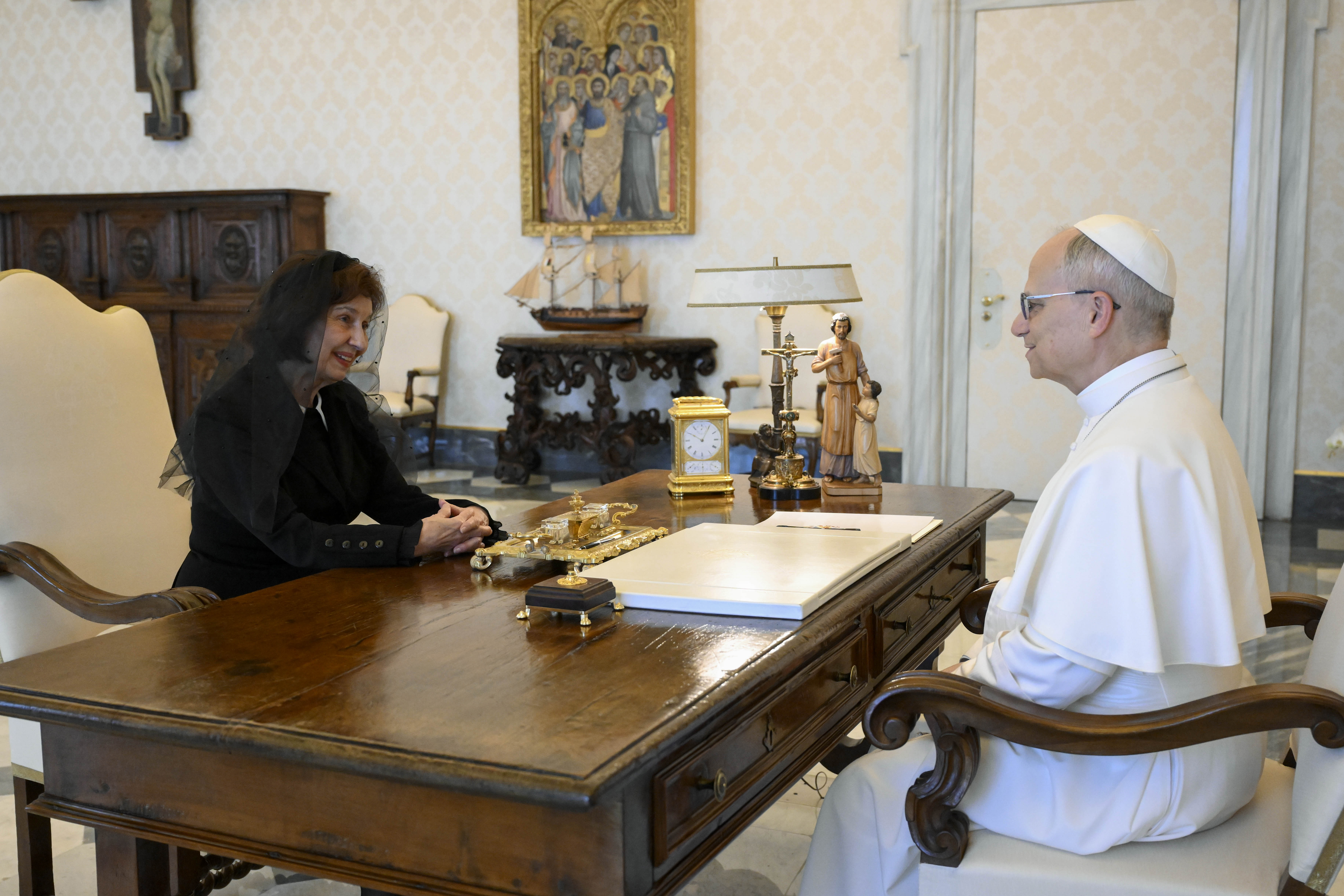 Papst Leo XIV. trifft sich mit der Präsidentin von Nordmazedonien, Gordana Siljanovska Davkova, während einer Audienz im Apostolischen Palast am 26. Mai 2025 in der Vatikanstadt. | Quelle: Getty Images