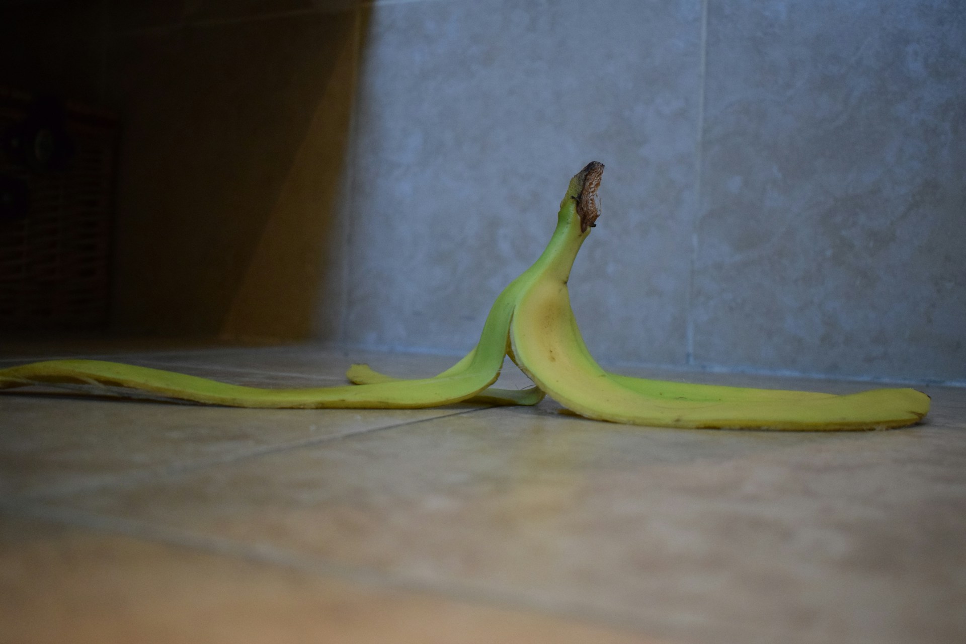 Eine Bananenschale auf dem Boden | Quelle: Unsplash